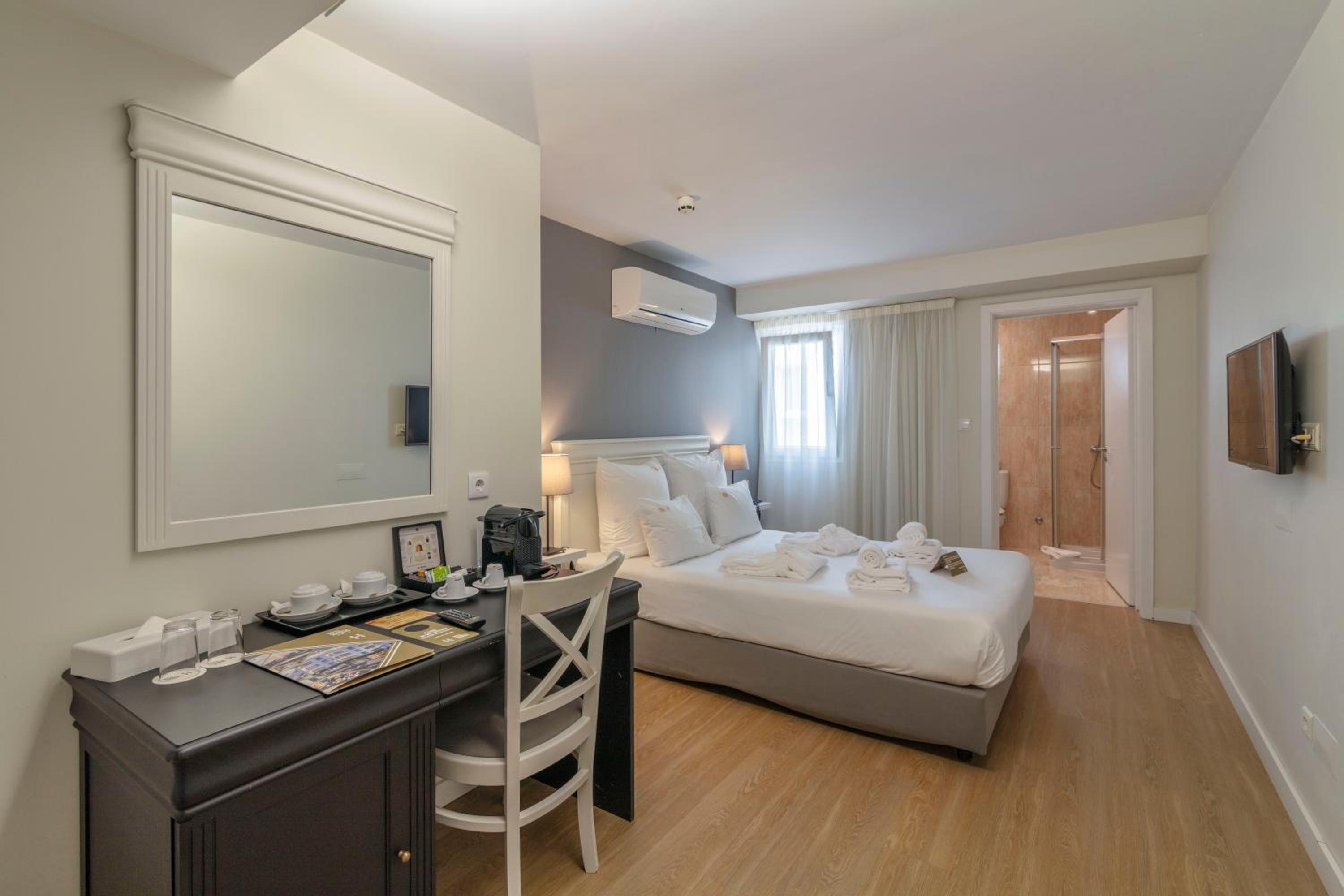 Deluxe Two-Bedroom Suite with Sea View - Photo 7