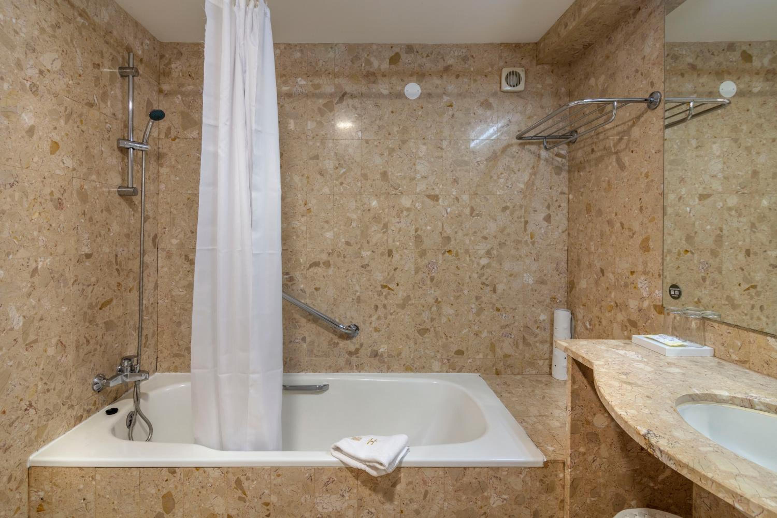 Deluxe Two-Bedroom Suite with Sea View - Photo 10