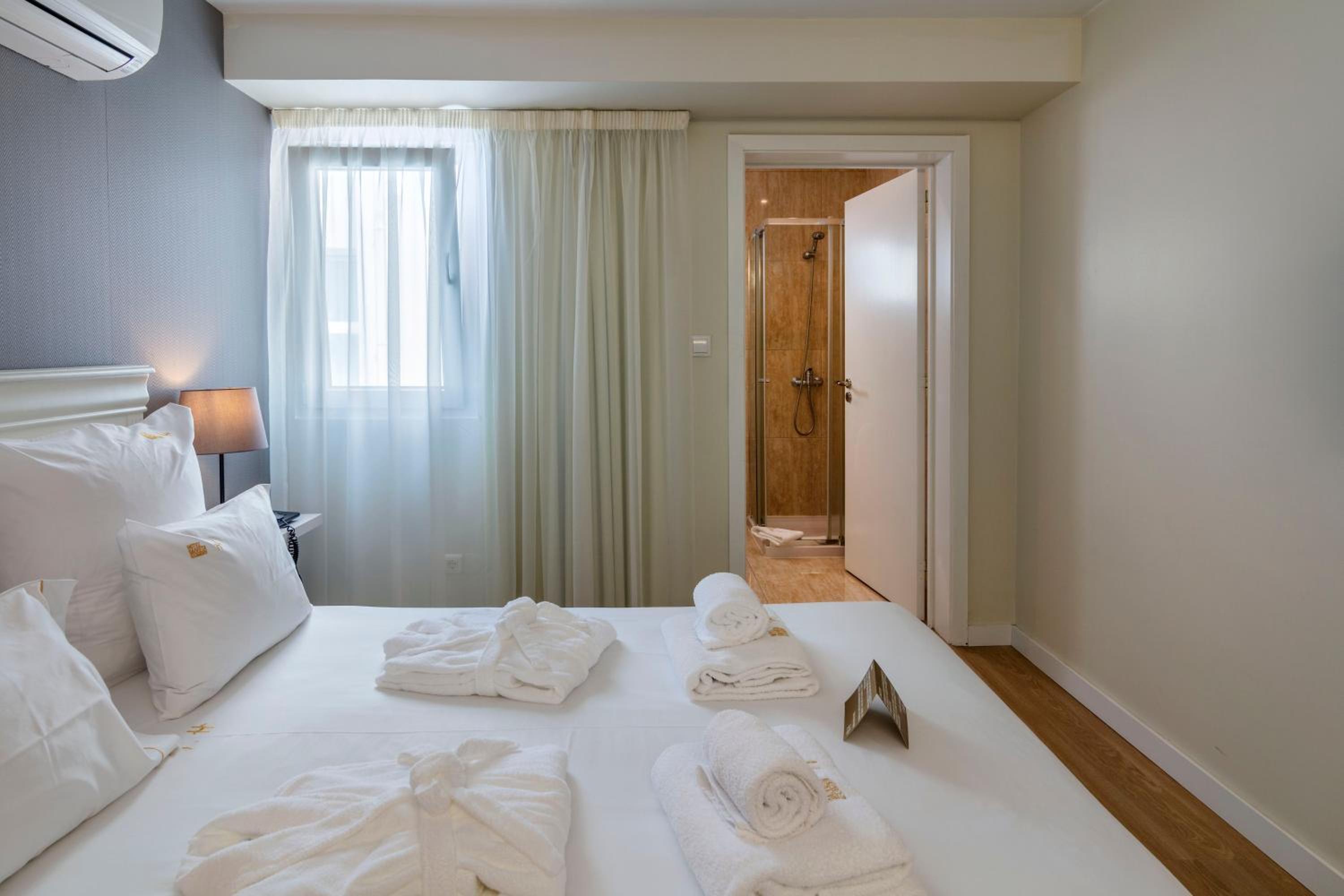 Deluxe Two-Bedroom Suite with Sea View - Photo 6