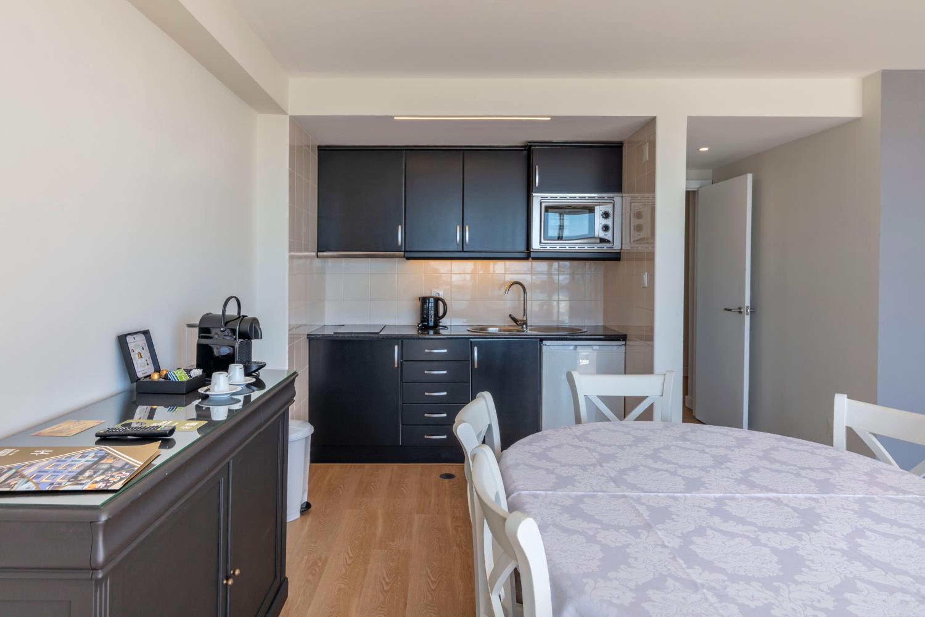 Deluxe Two-Bedroom Suite with Sea View - Photo 14