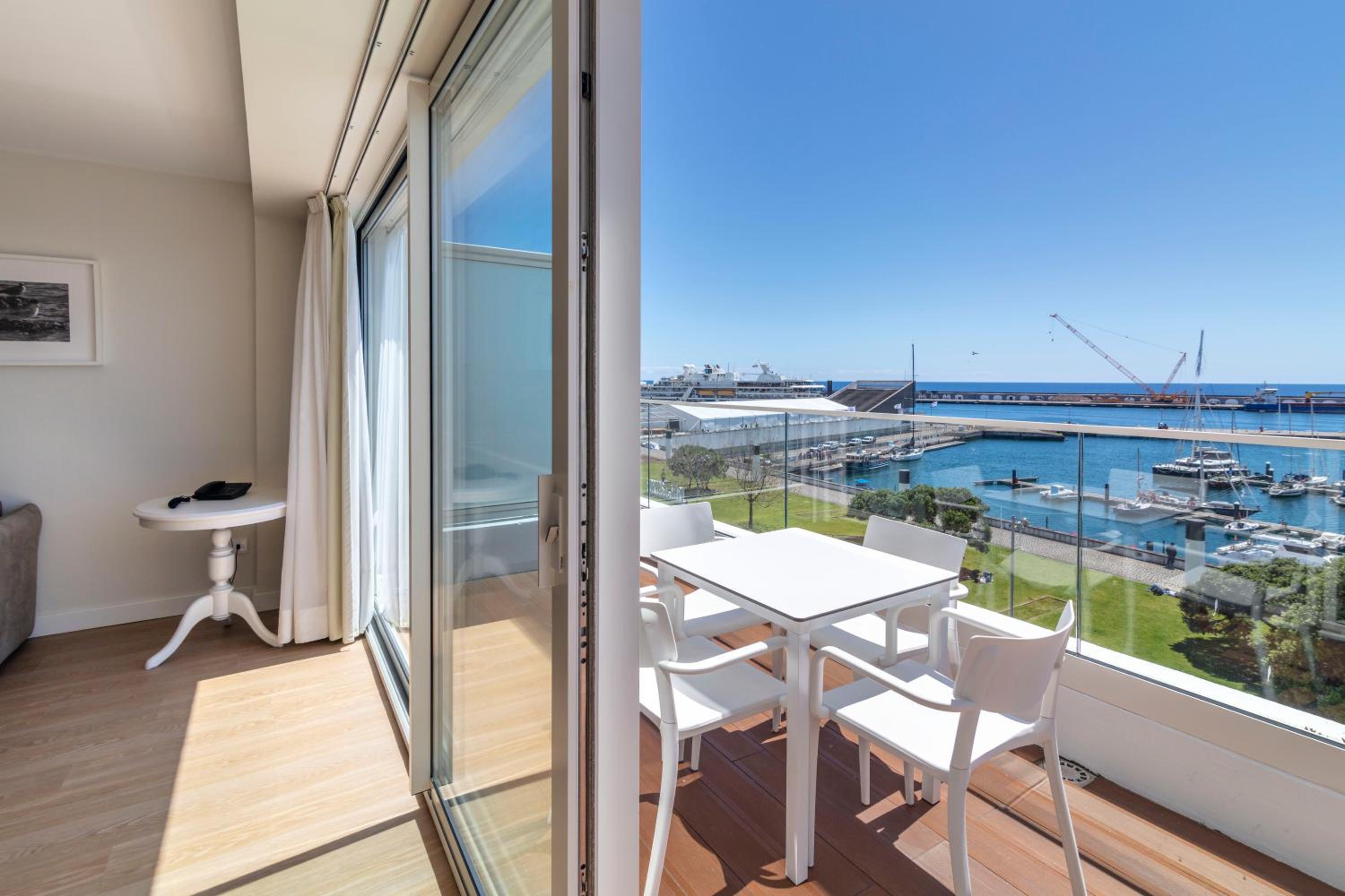 Deluxe Two-Bedroom Suite with Sea View - Photo 18