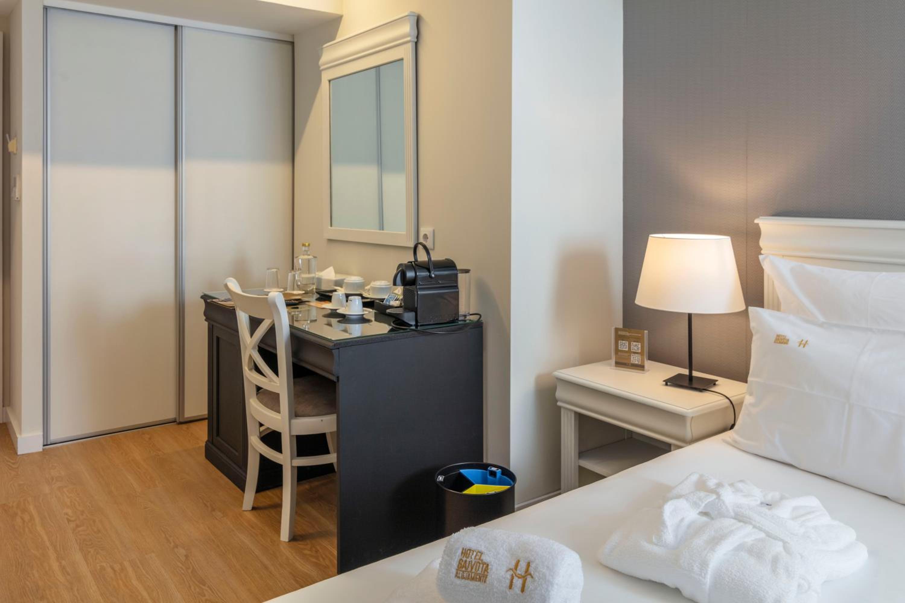 Deluxe Two-Bedroom Suite with Sea View - Photo 8
