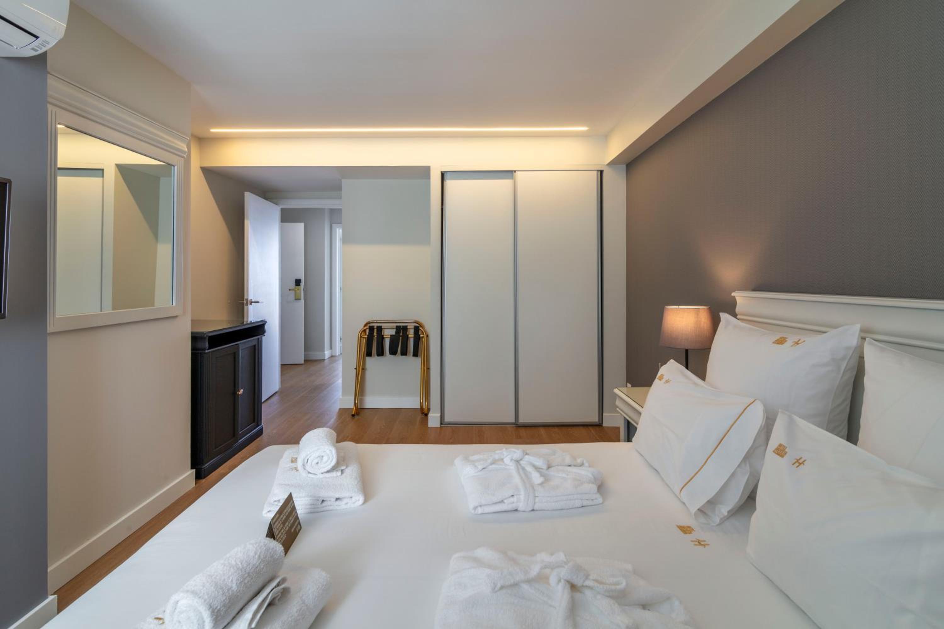 Deluxe Two-Bedroom Suite with Sea View - Photo 4