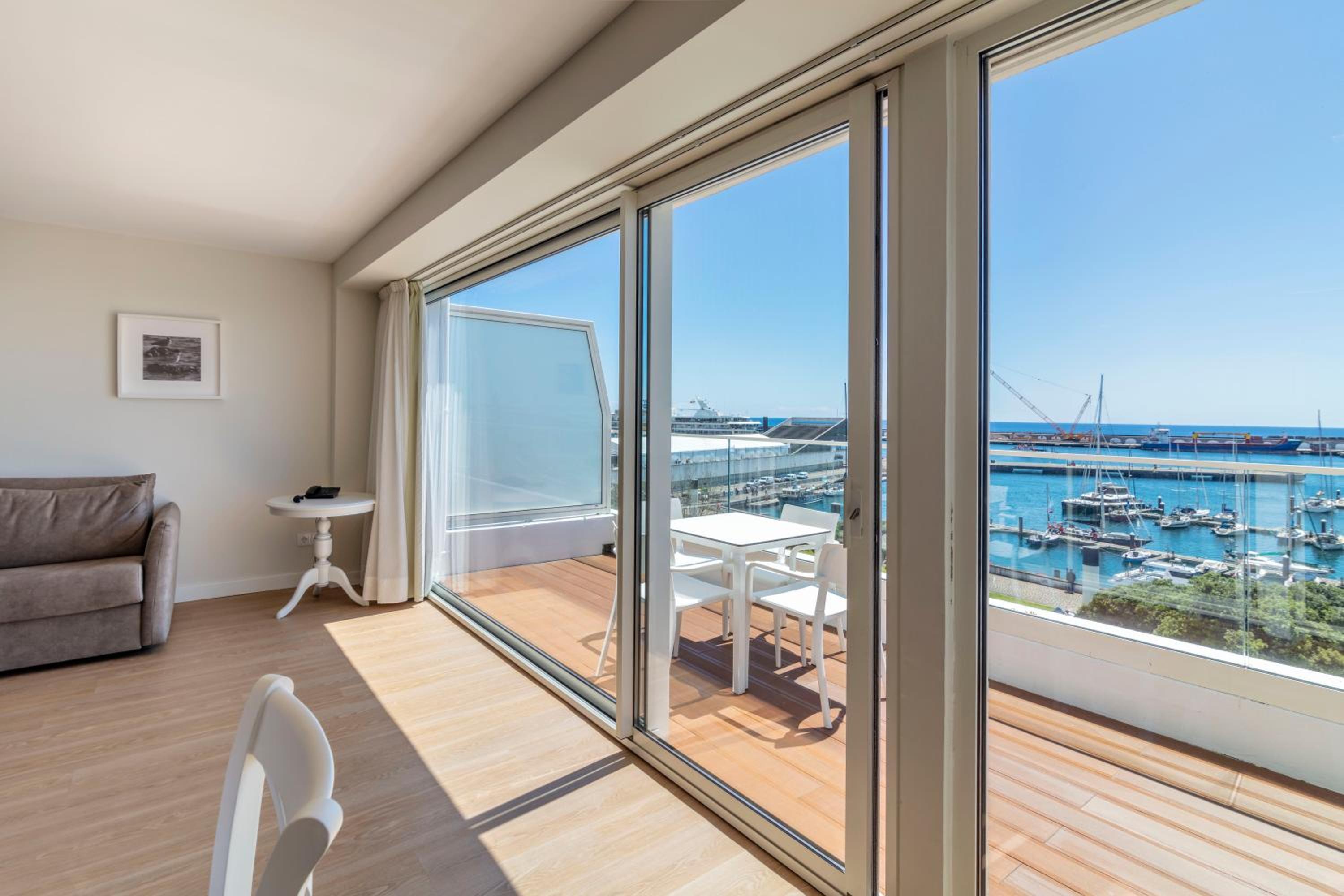 Deluxe Two-Bedroom Suite with Sea View - Photo 17