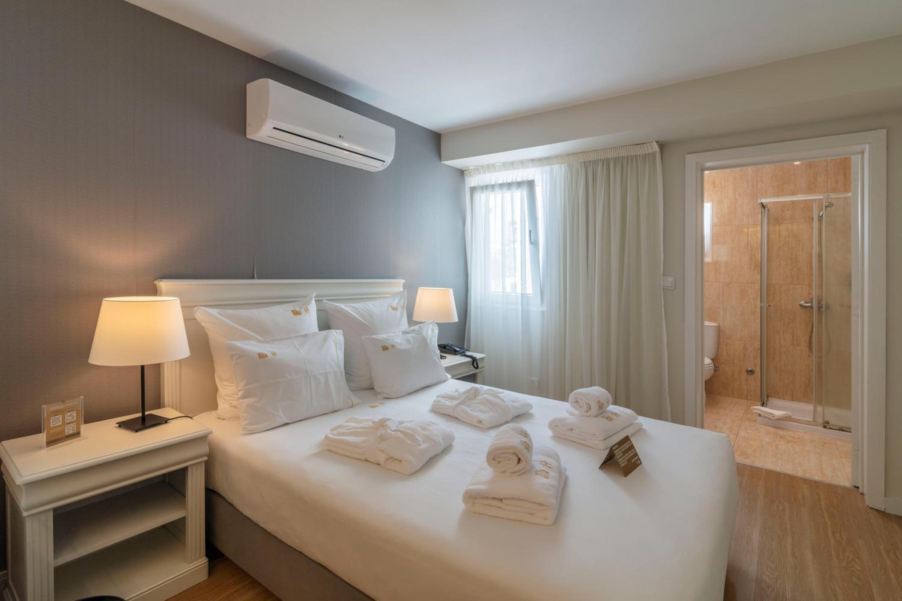 Deluxe Two-Bedroom Suite with Sea View - Photo 5