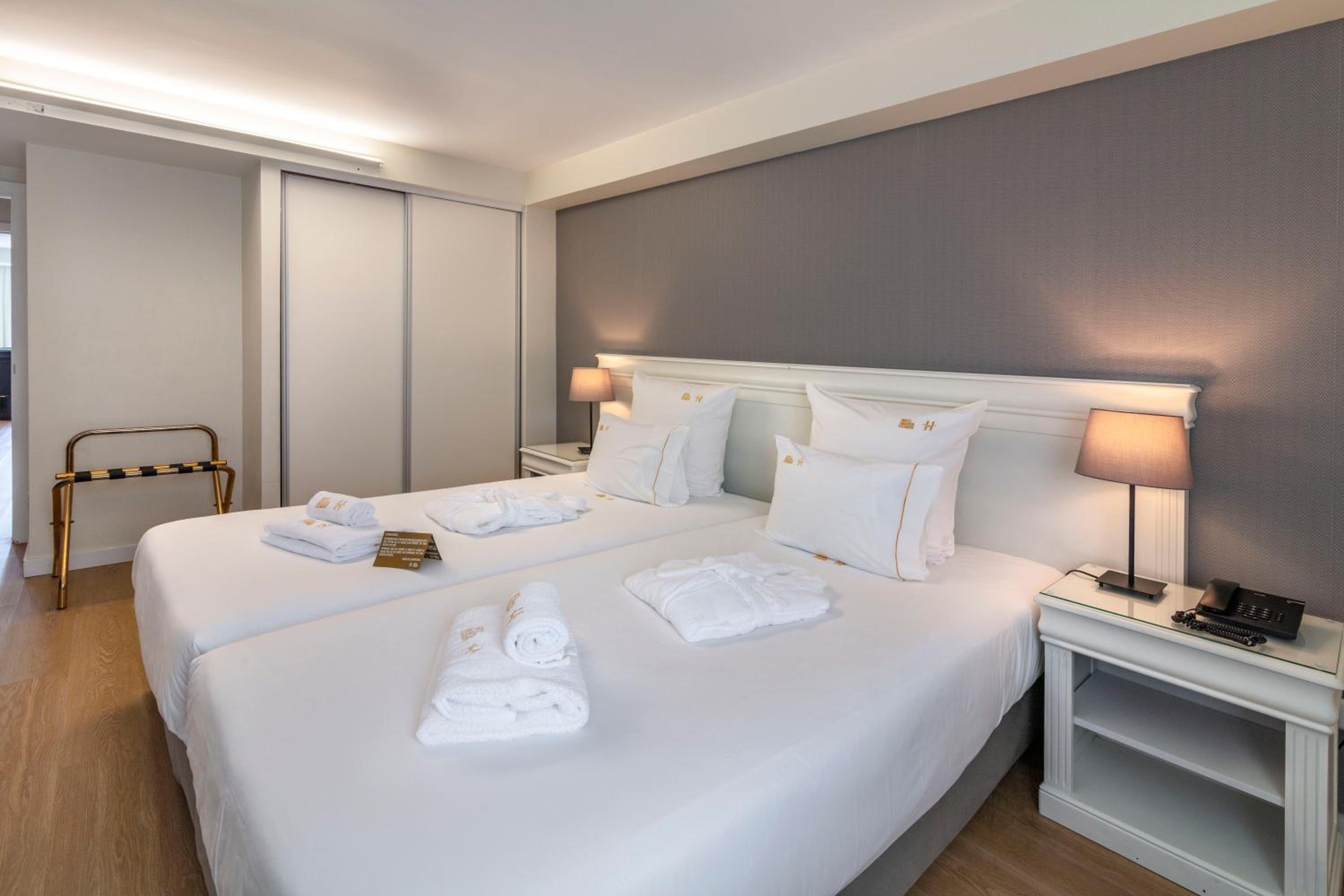 Deluxe Two-Bedroom Suite with Sea View - Photo 1