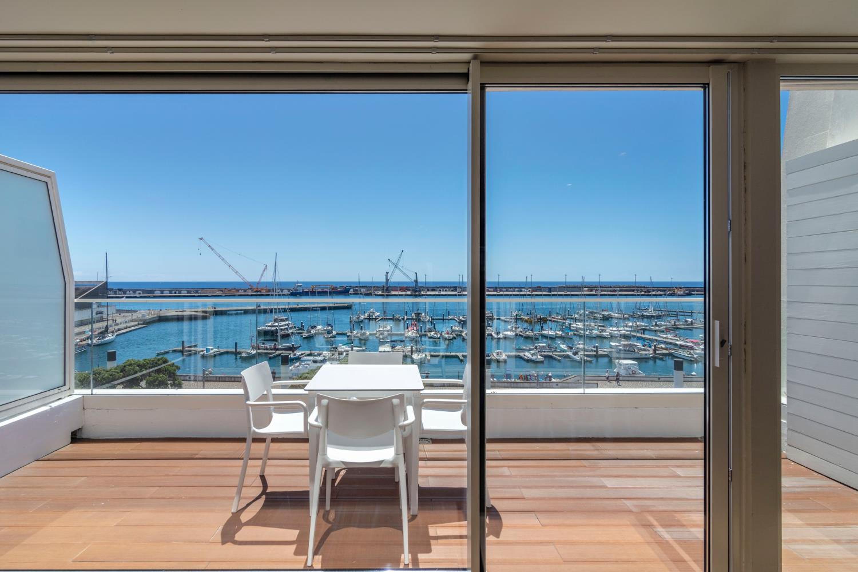 Deluxe Two-Bedroom Suite with Sea View - Photo 19