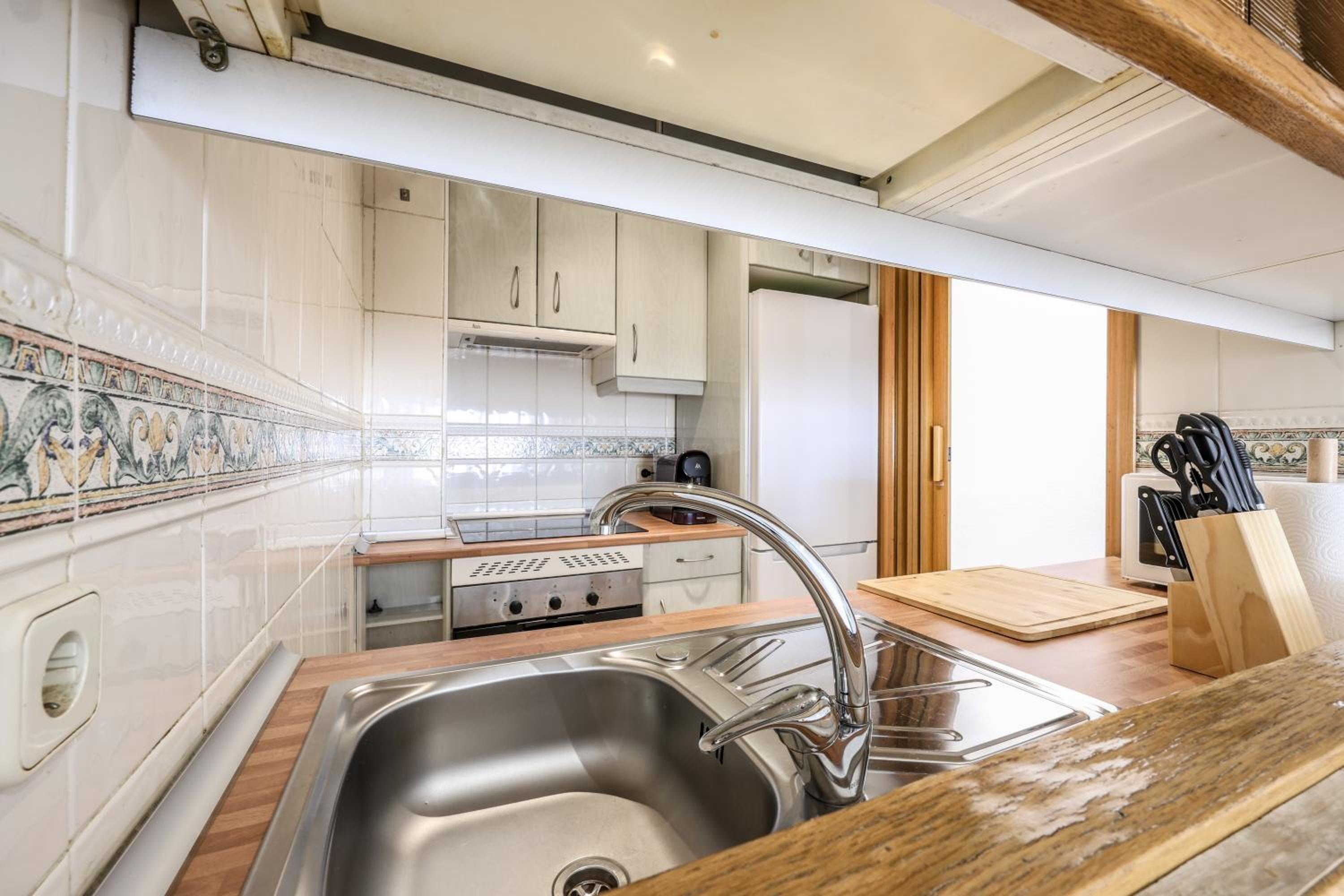 Deluxe One-Bedroom Apartment with City View photo 3