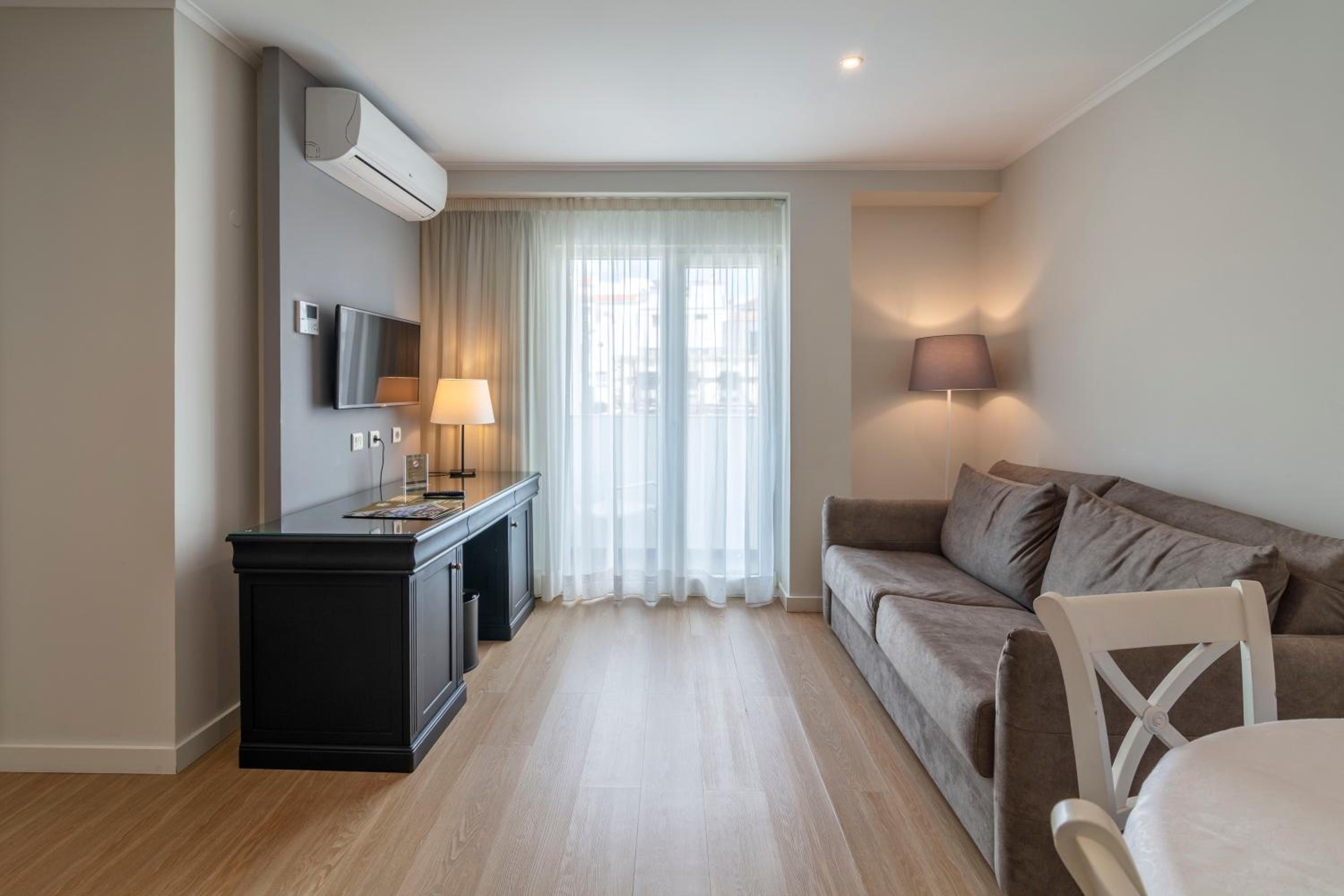 One-Bedroom Apartment - Photo 2