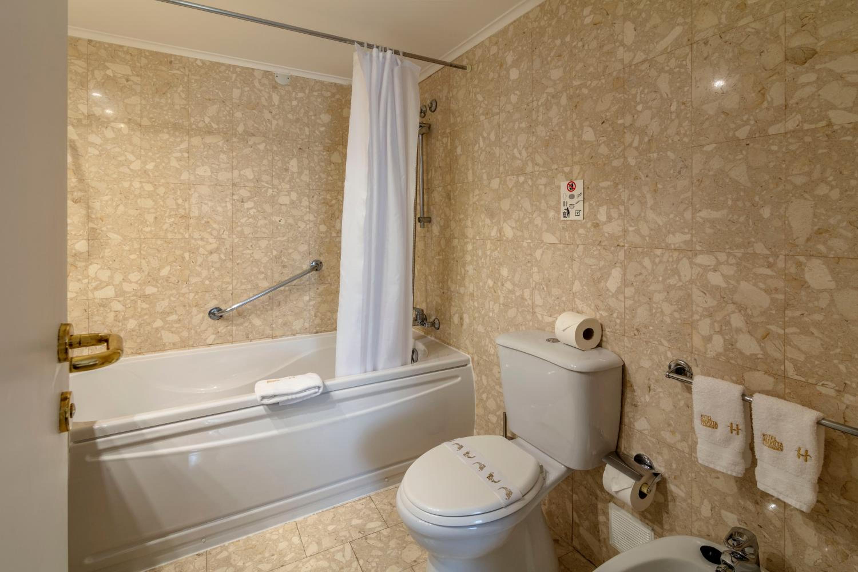 One-Bedroom Apartment - Photo 3
