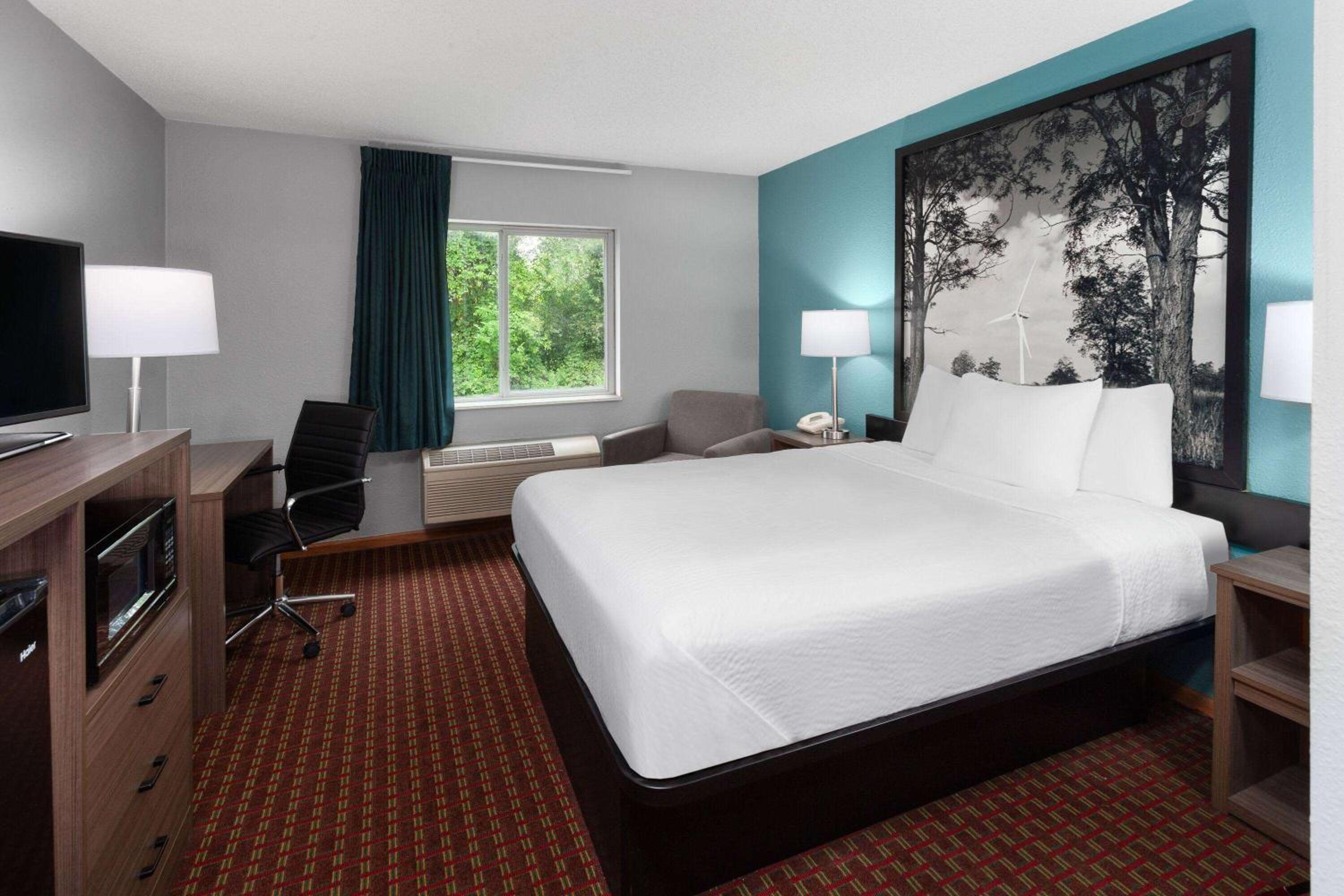 Deluxe Queen Room - Non-Smoking - Photo 1