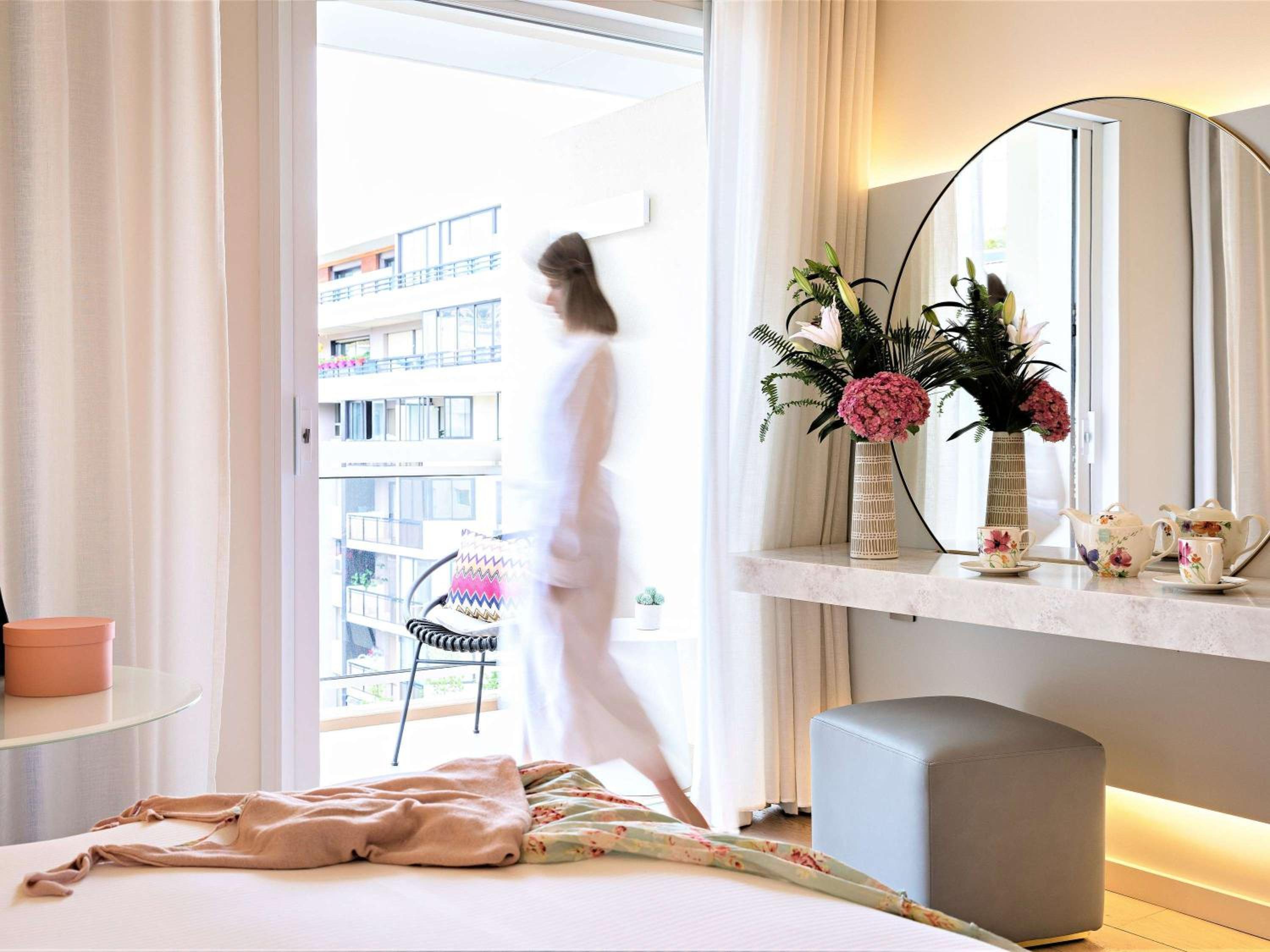 Deluxe Queen Room with Balcony - Photo 14