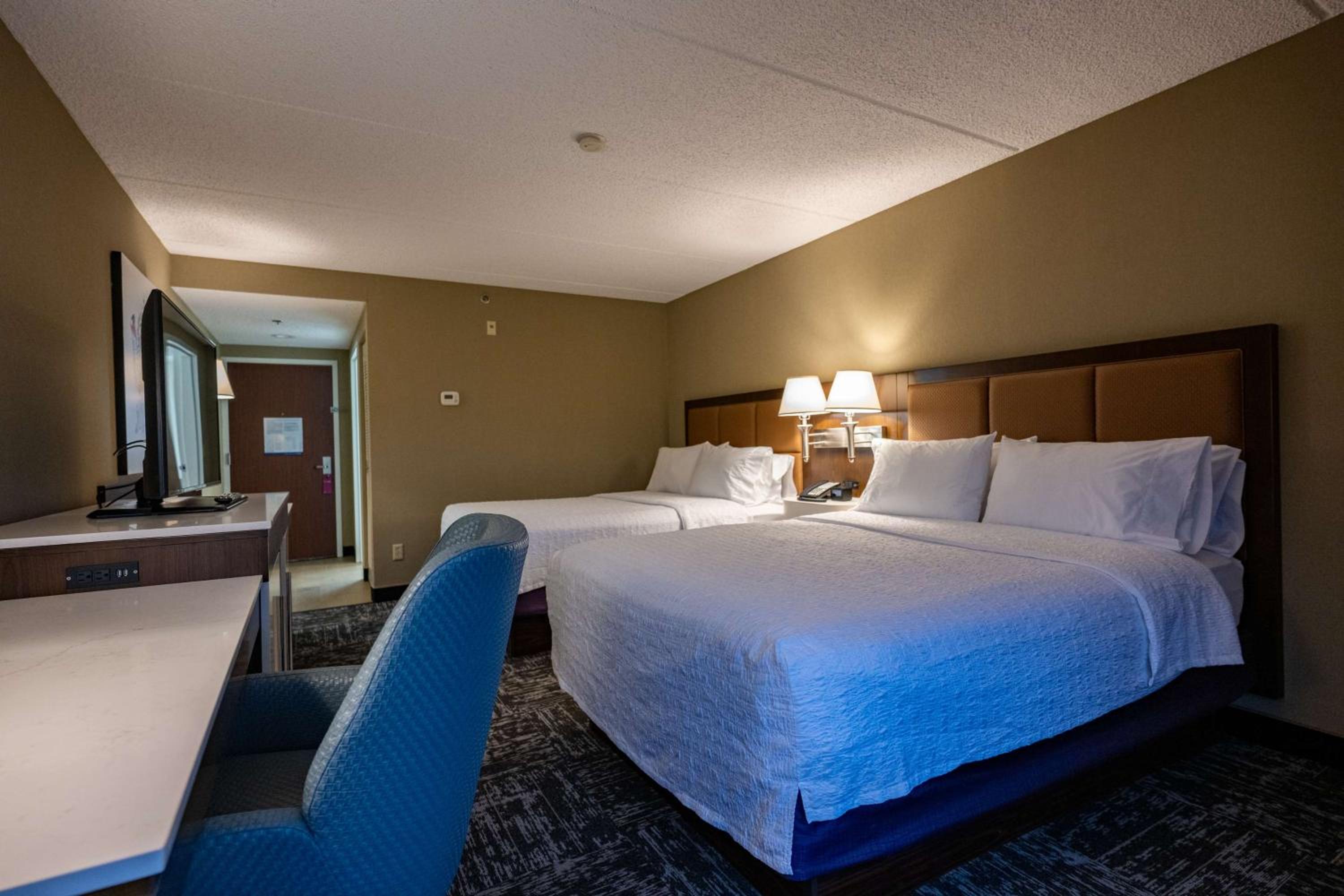Room with Two Queen Beds - Non-Smoking - Photo 2
