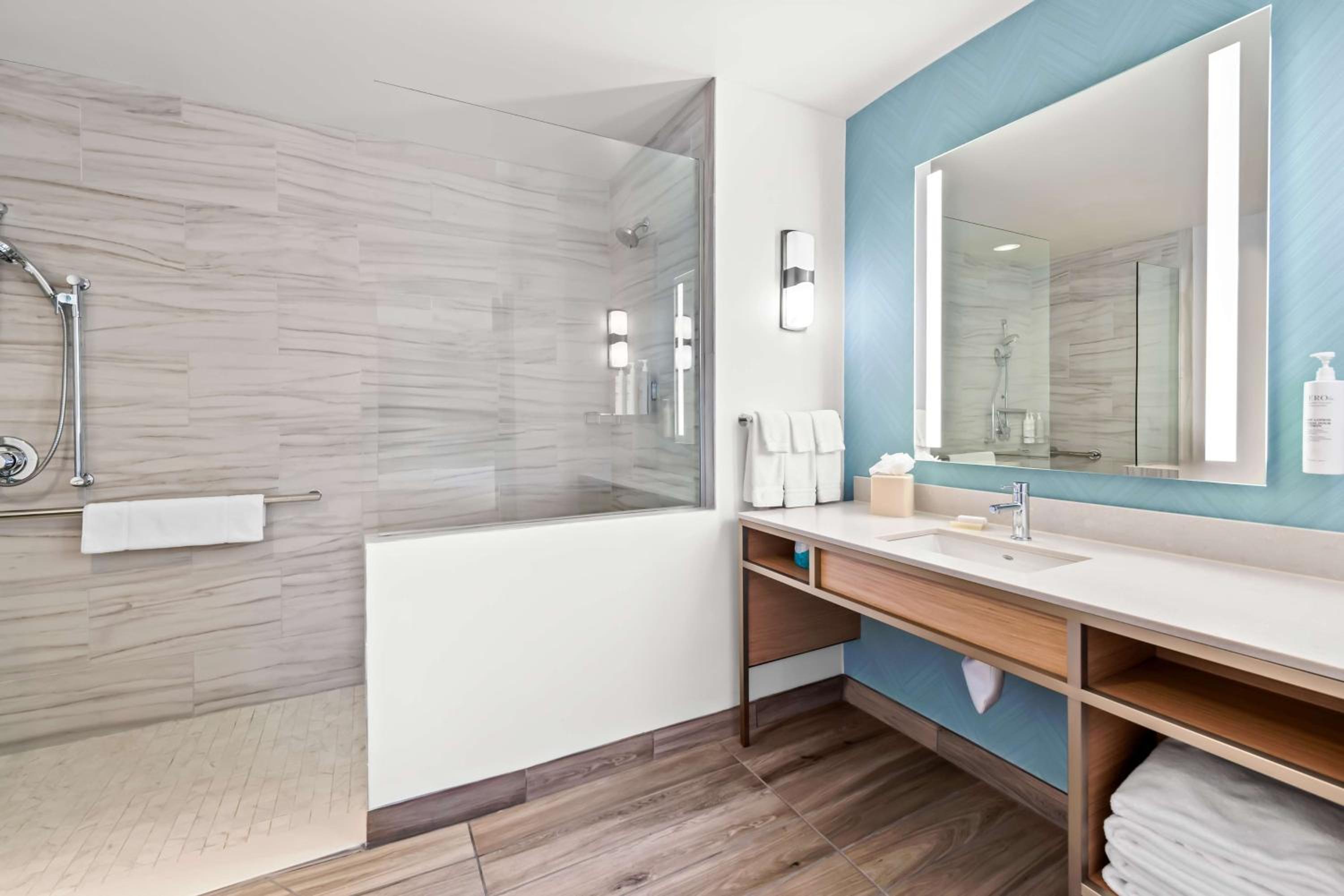 One-Bedroom King Suite with Roll-in Shower - Mobility Accessible - Photo 6