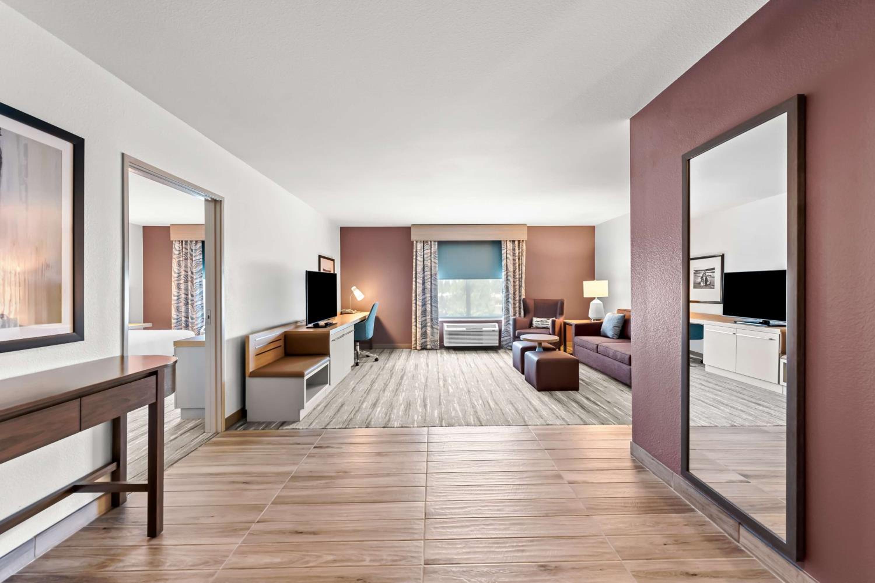 One-Bedroom King Suite with Roll-in Shower - Mobility Accessible - Photo 1