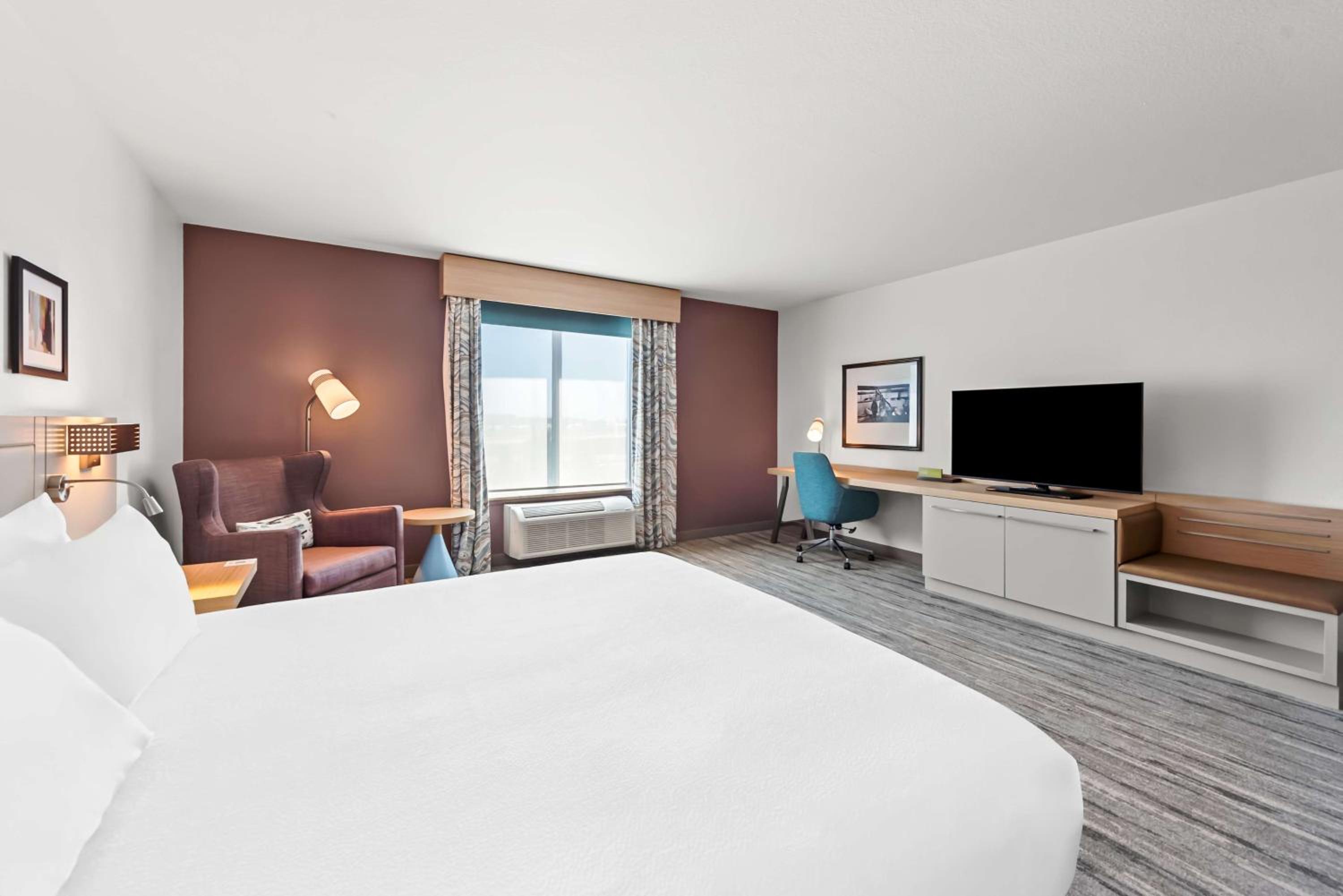 King Room with Roll-In Shower - Mobility Access - Photo 1