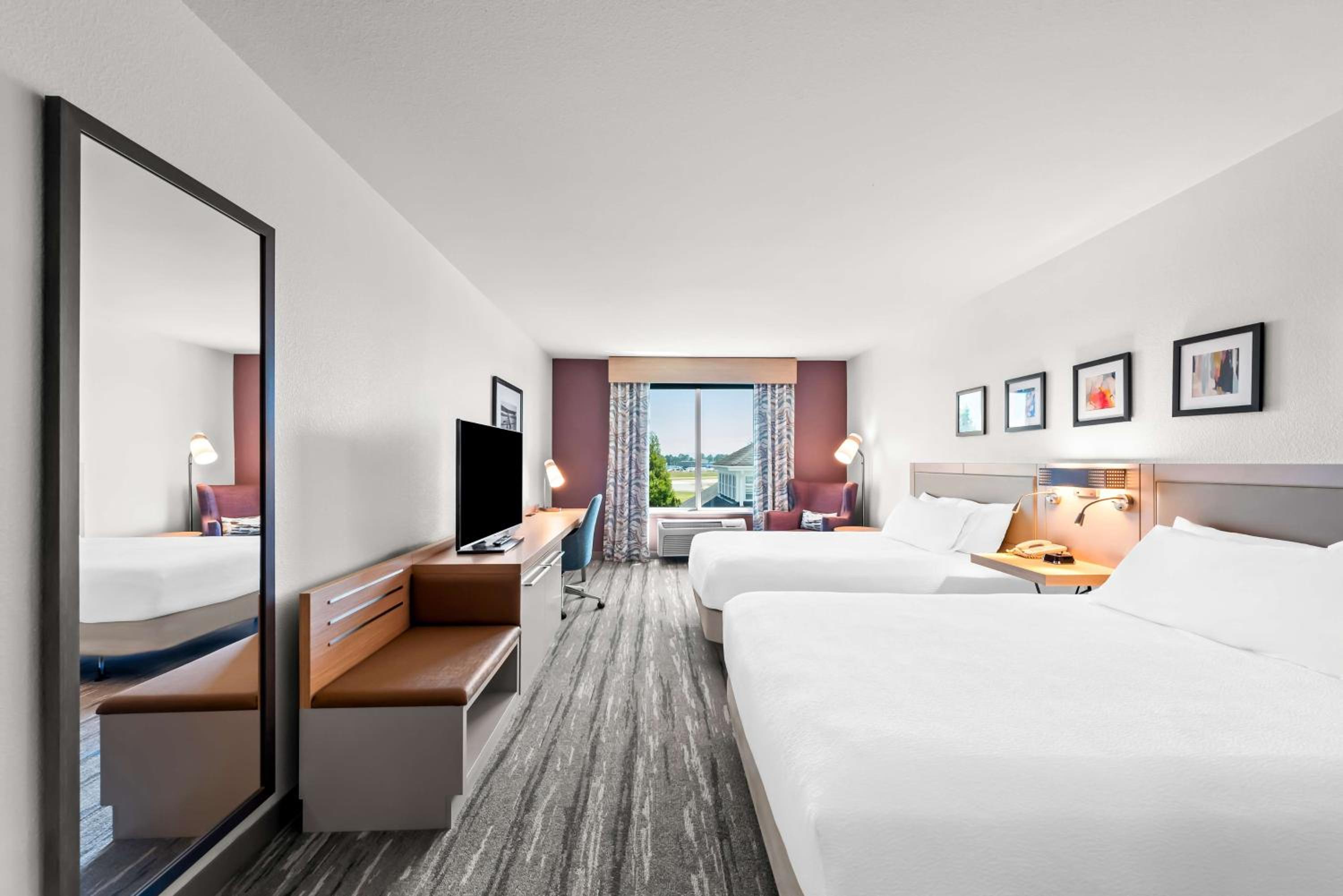 Queen Room with Two Queen Beds - Photo 1
