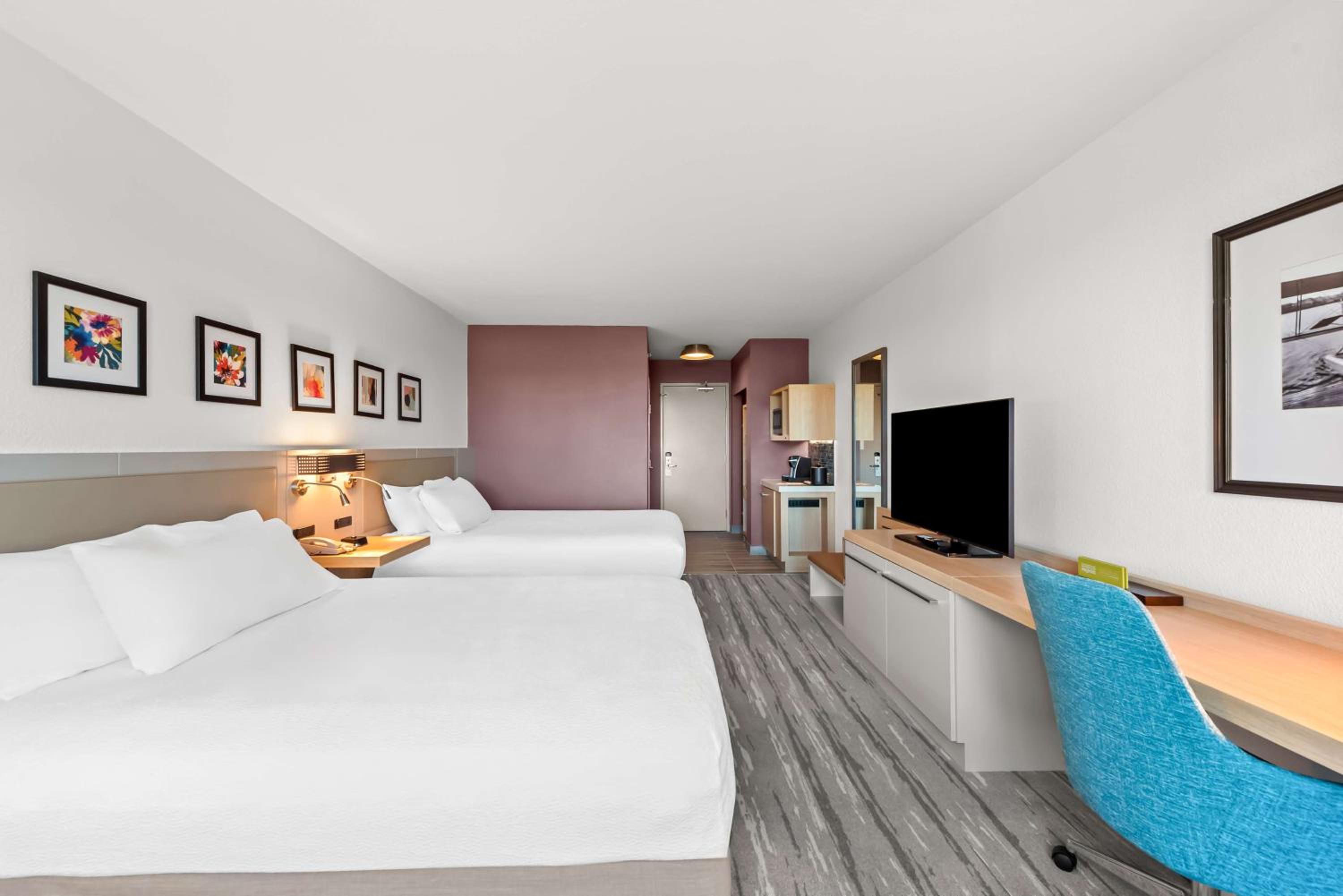 Queen Room with Two Queen Beds - Photo 11