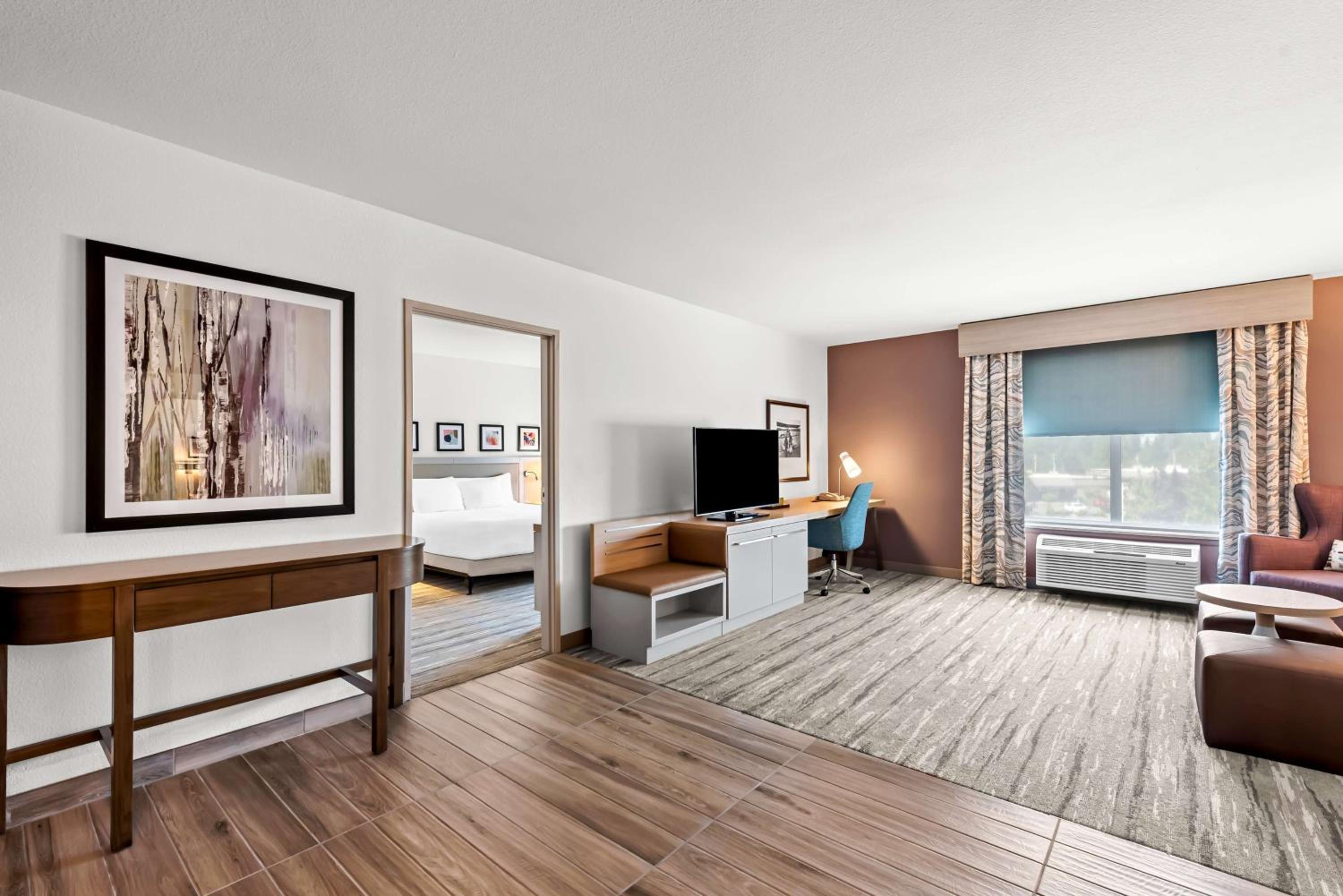 One-Bedroom King Suite with Roll-in Shower - Mobility Accessible - Photo 2