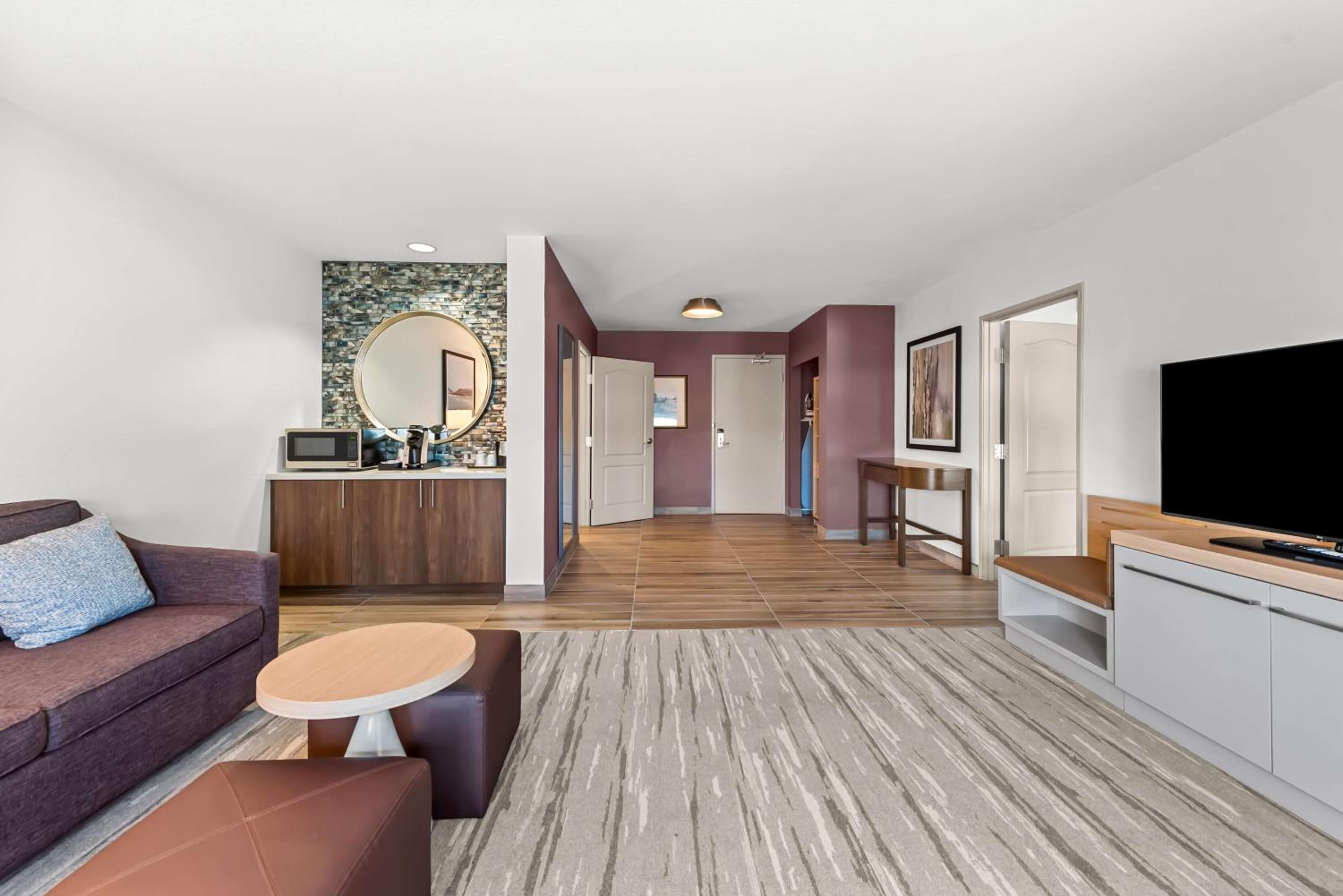 One-Bedroom King Suite with Roll-in Shower - Mobility Accessible - Photo 3