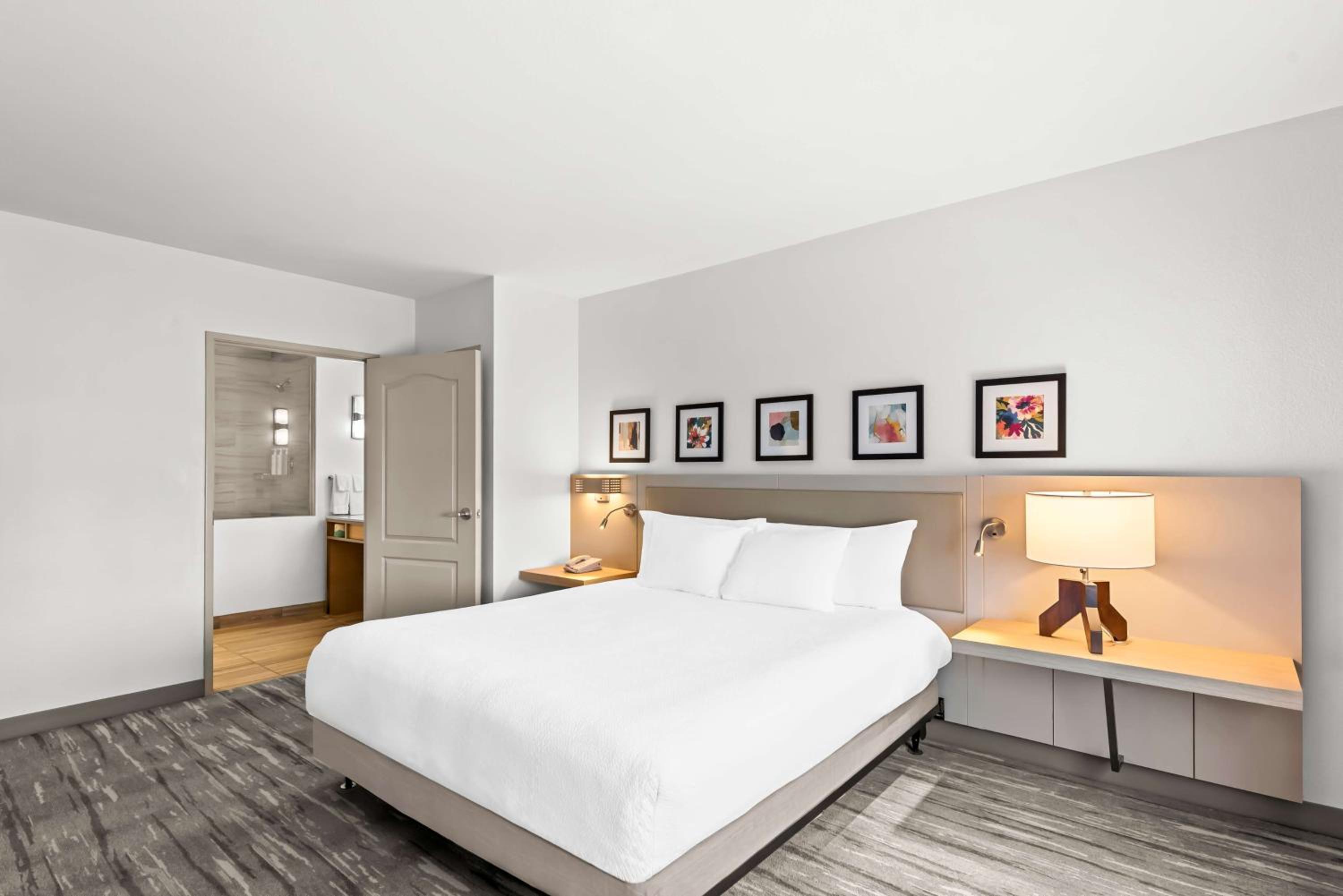 One-Bedroom King Suite with Roll-in Shower - Mobility Accessible - Photo 4