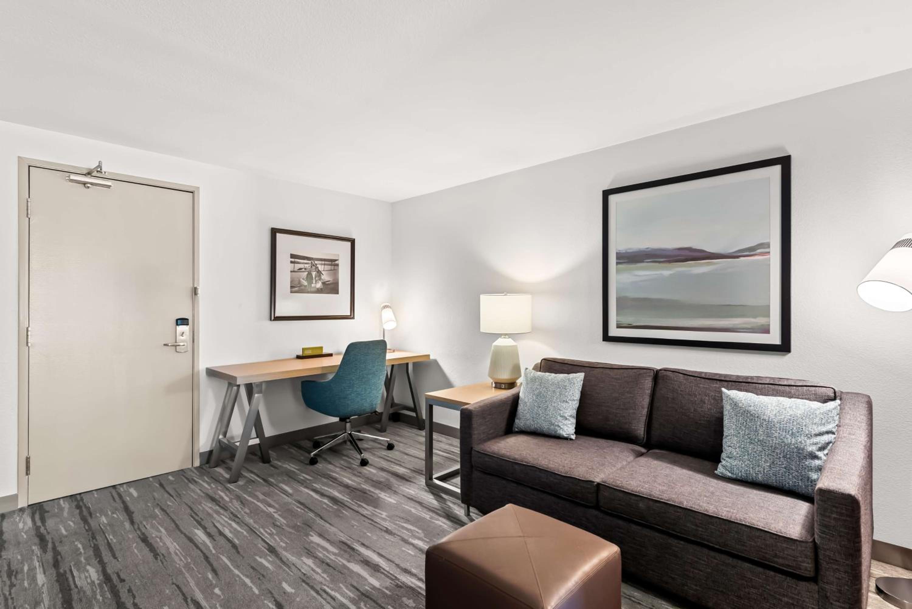 Junior King Suite with Sofa Bed - Photo 9