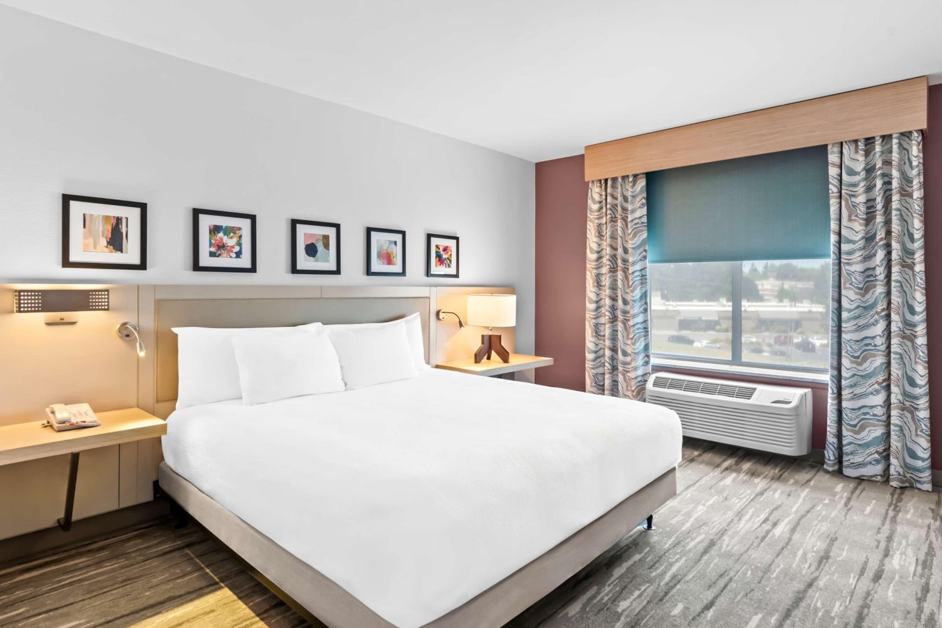 One-Bedroom King Suite with Roll-in Shower - Mobility Accessible - Photo 5