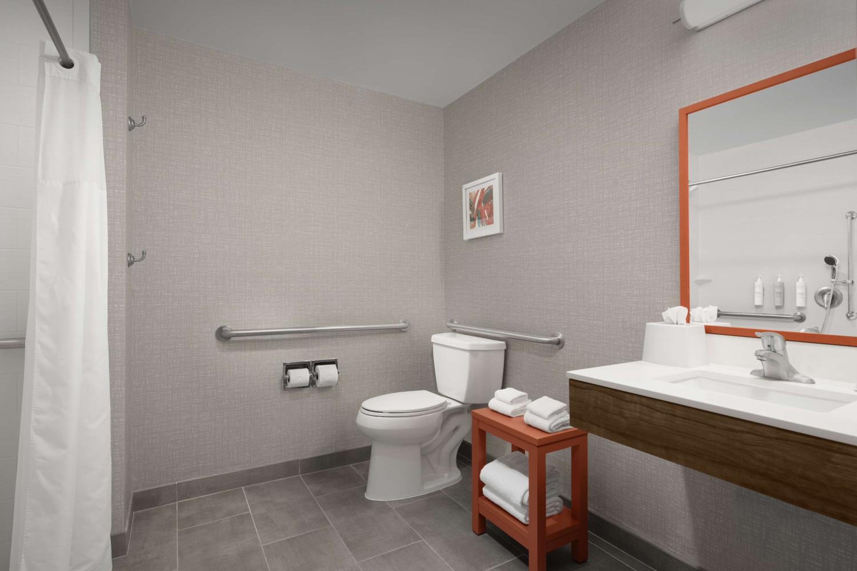 King Room with Roll-In Shower - Mobility and Hearing Access/Non-Smoking - Photo 2
