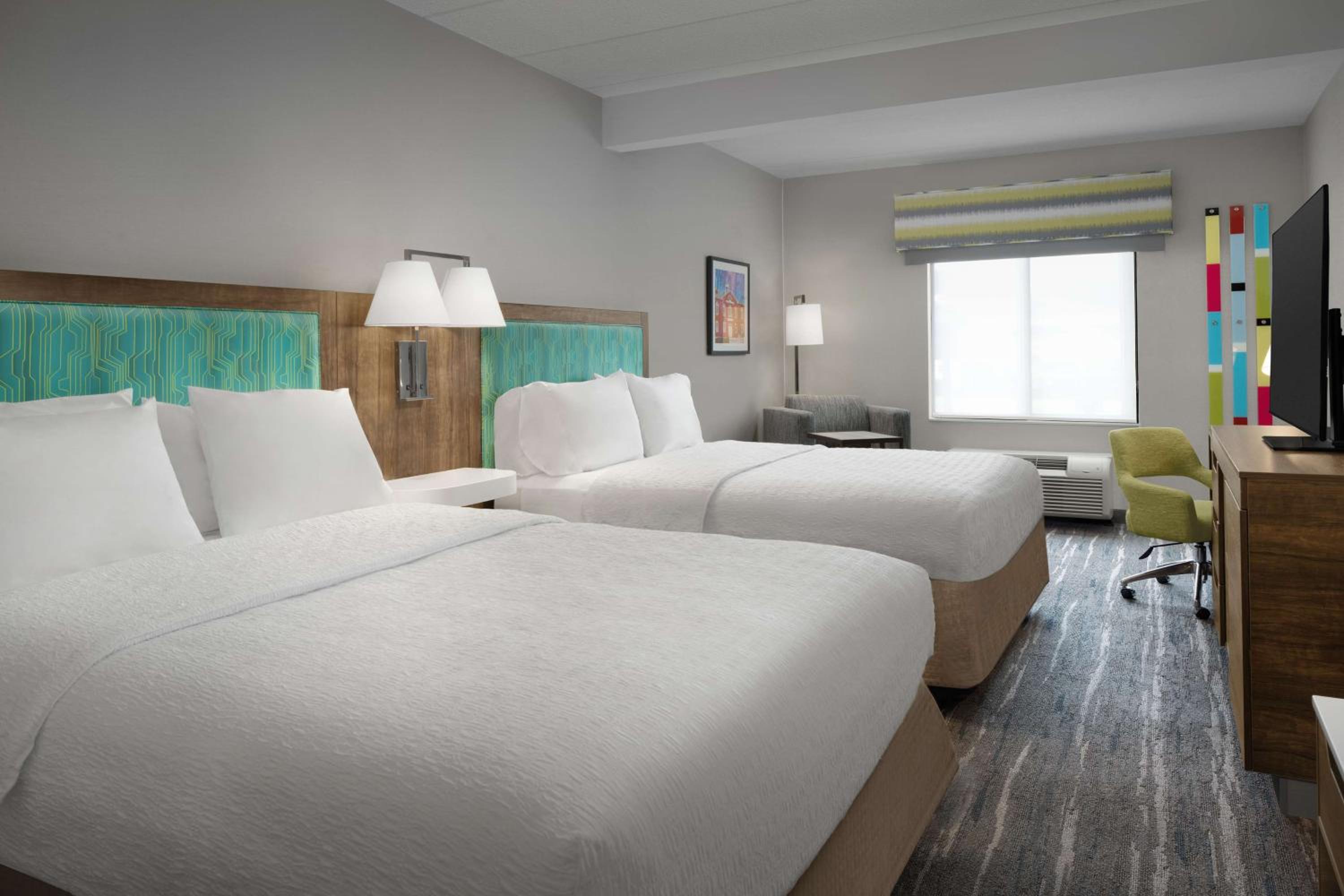 Queen Room with Two Queen Beds - Non-Smoking - Photo 2