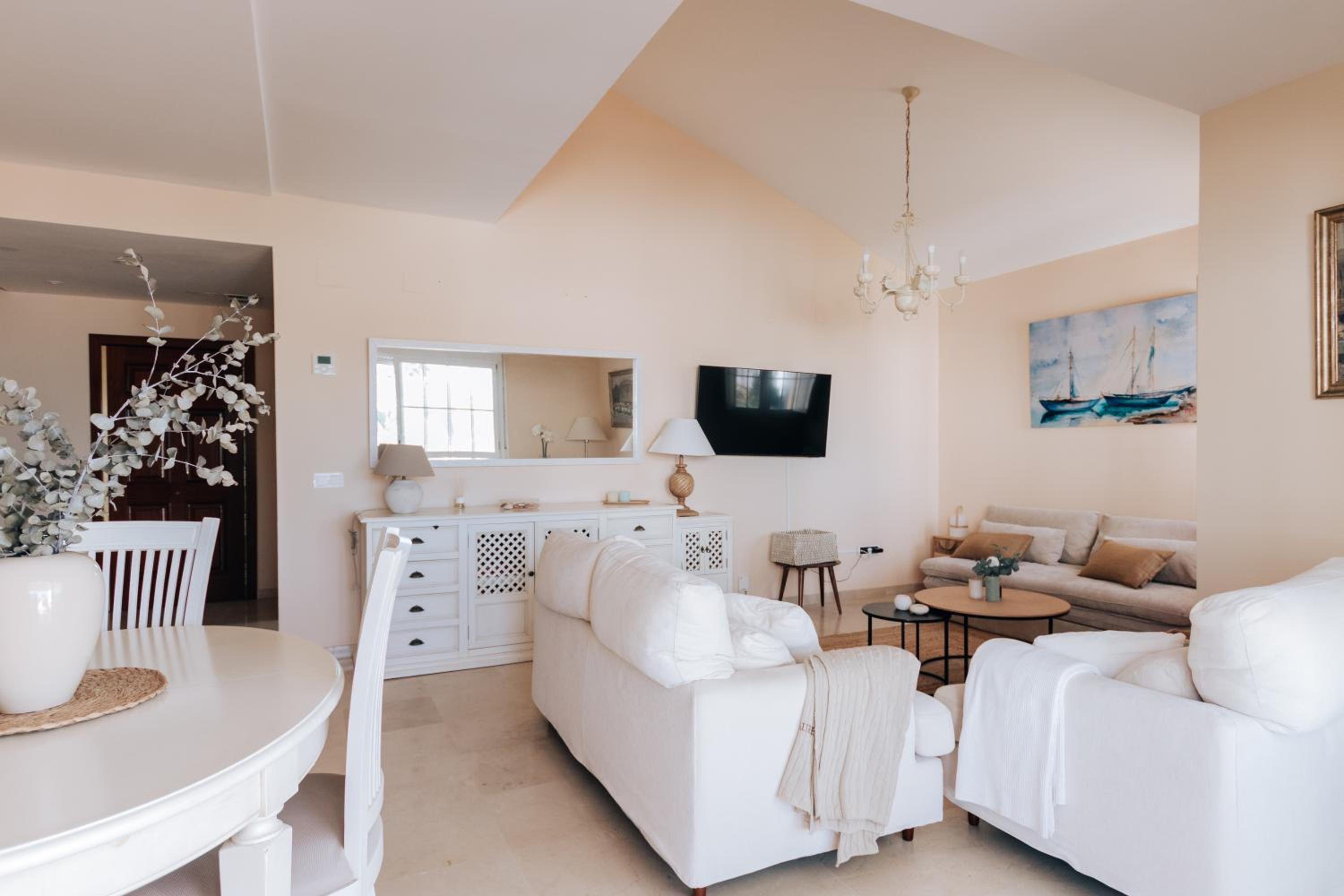 Apartamento de dos habitaciones con terraza y vista al mar