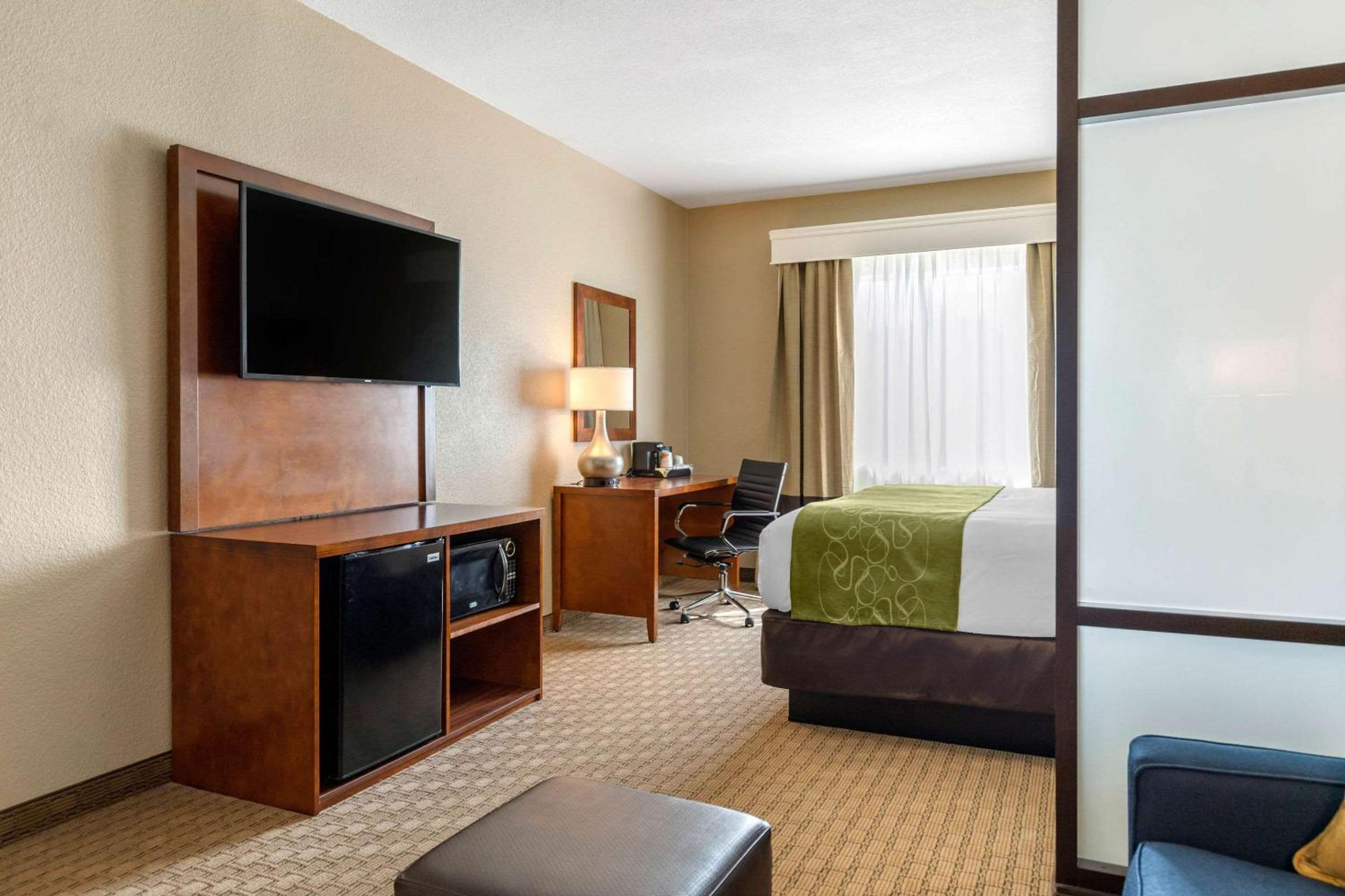 King Suite - Non-Smoking - Photo 2