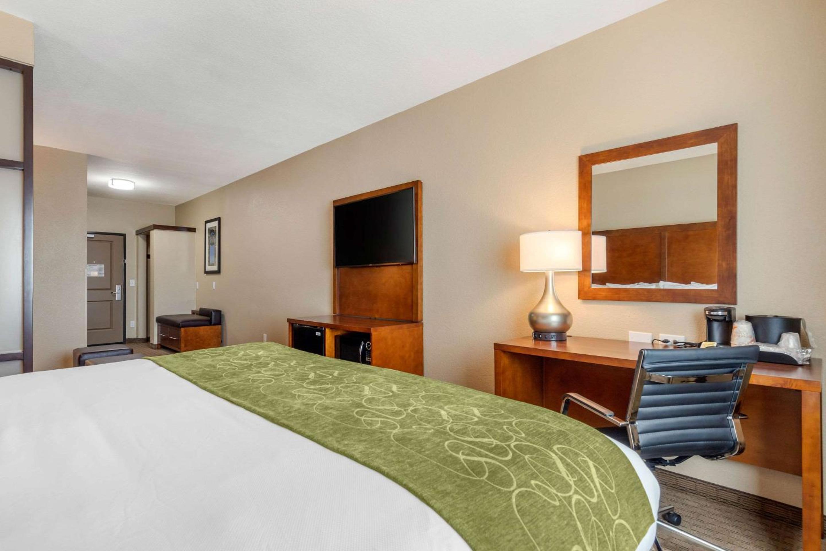 King Suite - Non-Smoking - Photo 5