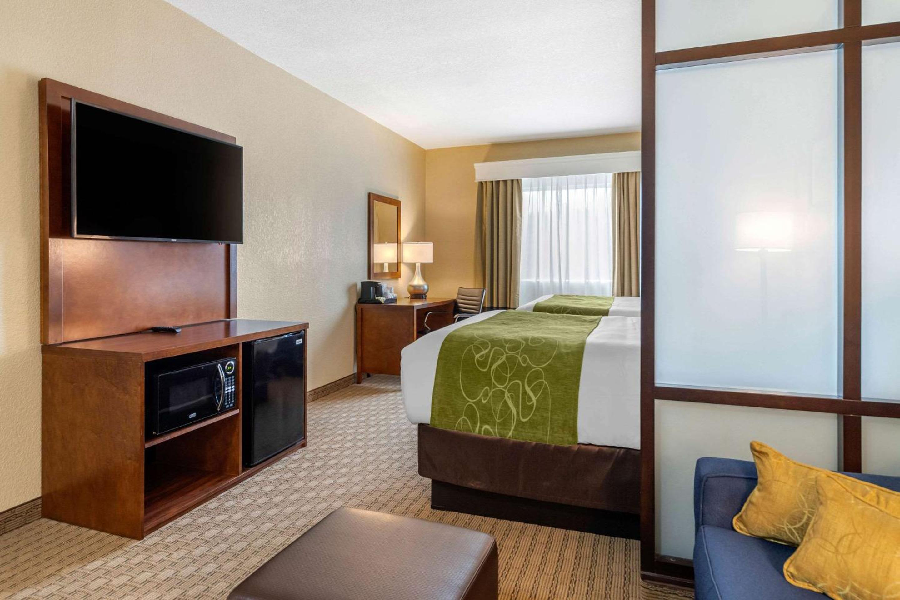 Queen Suite with Two Queen Beds - Non-Smoking - Photo 2