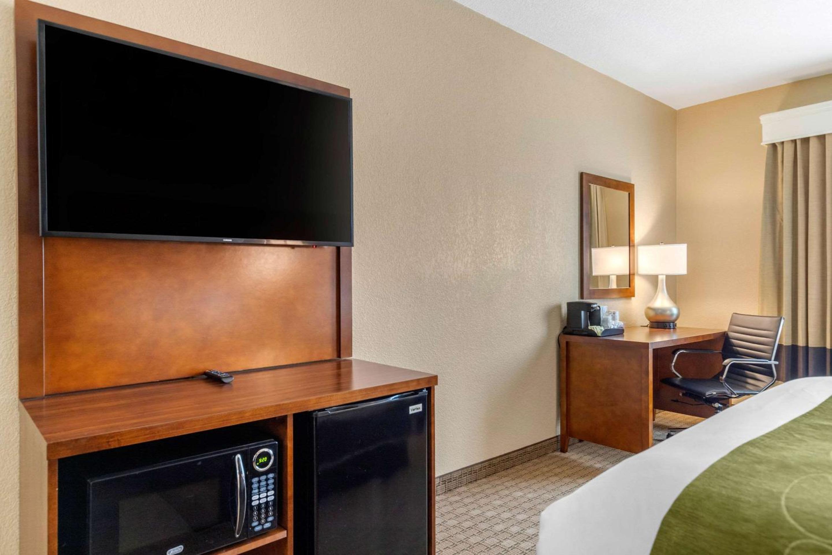 Queen Suite with Two Queen Beds - Non-Smoking - Photo 4
