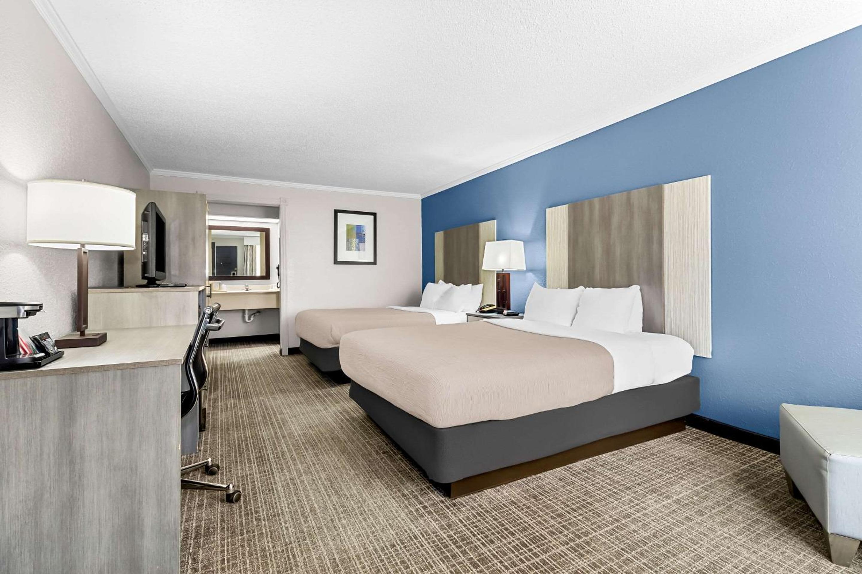 Queen Room with Two Queen Beds - Non-Smoking - Photo 1