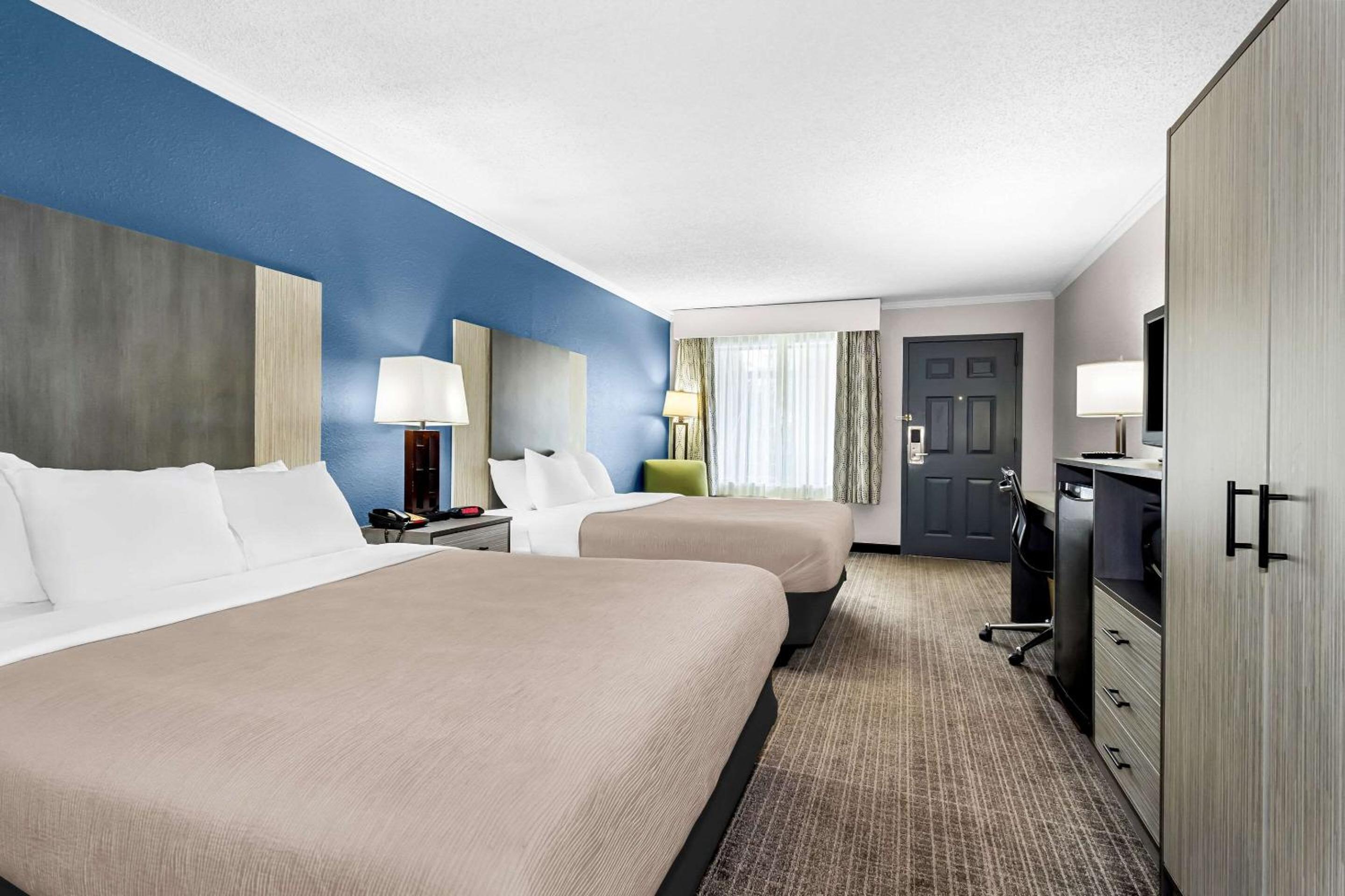 Queen Room with Two Queen Beds - Non-Smoking - Photo 2