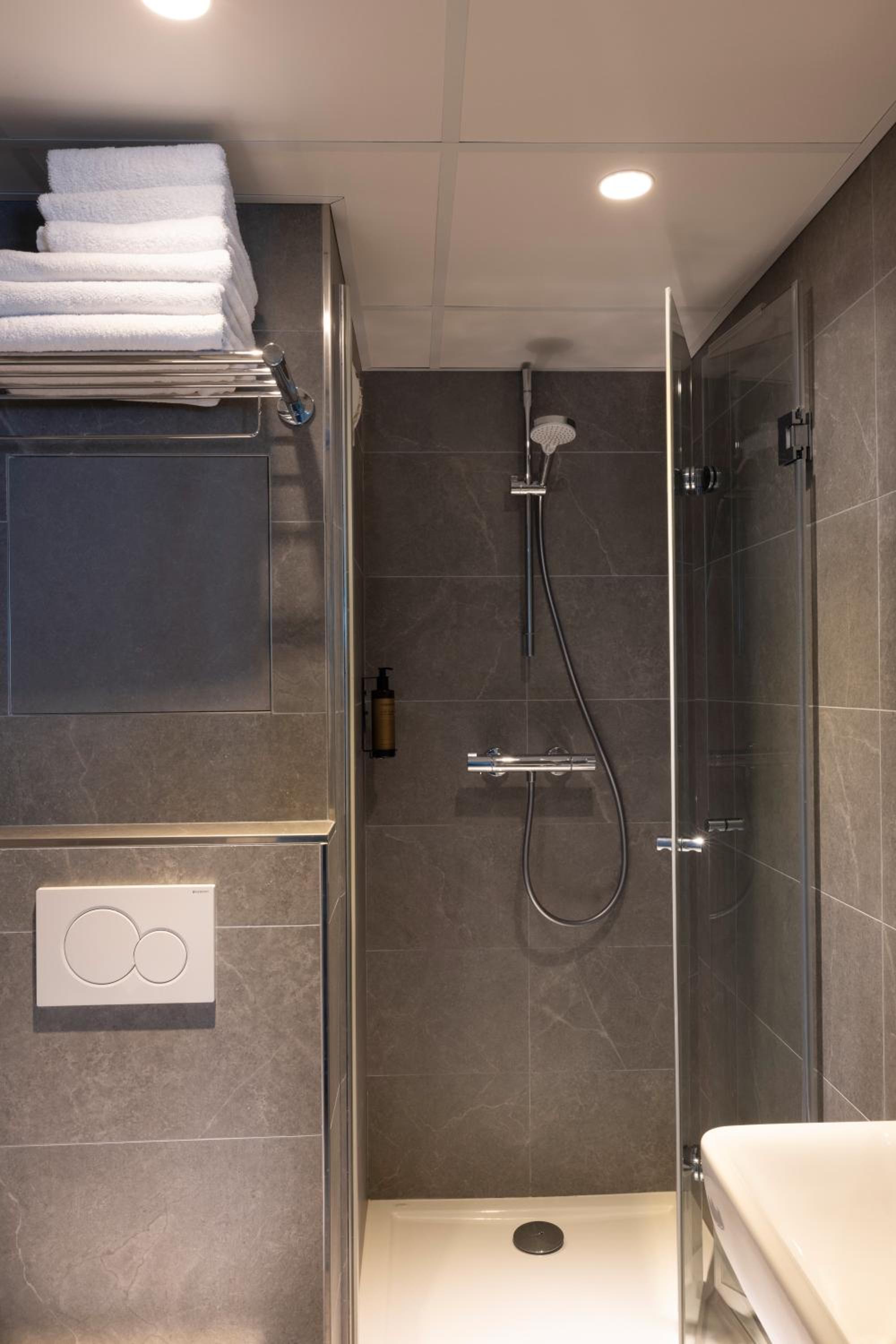 Quadruple Room with Shower thumbnail 5