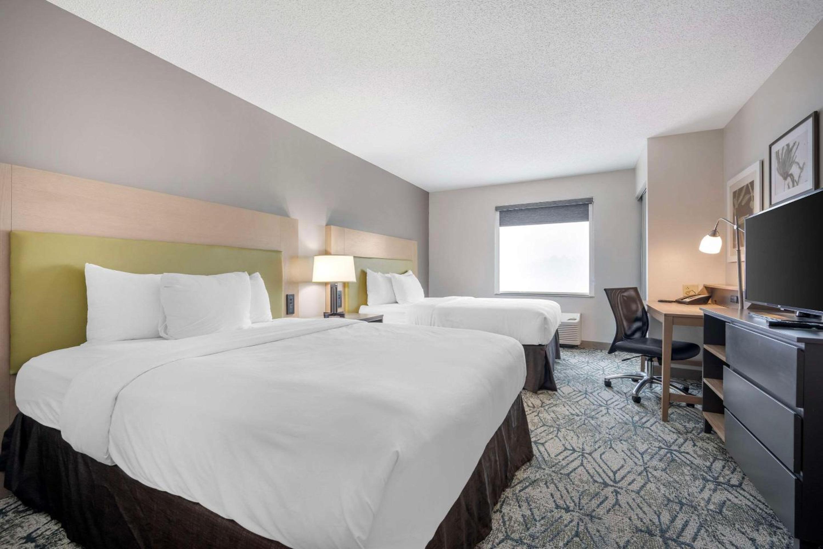Queen Room with Two Queen Beds - Non-Smoking - Photo 1