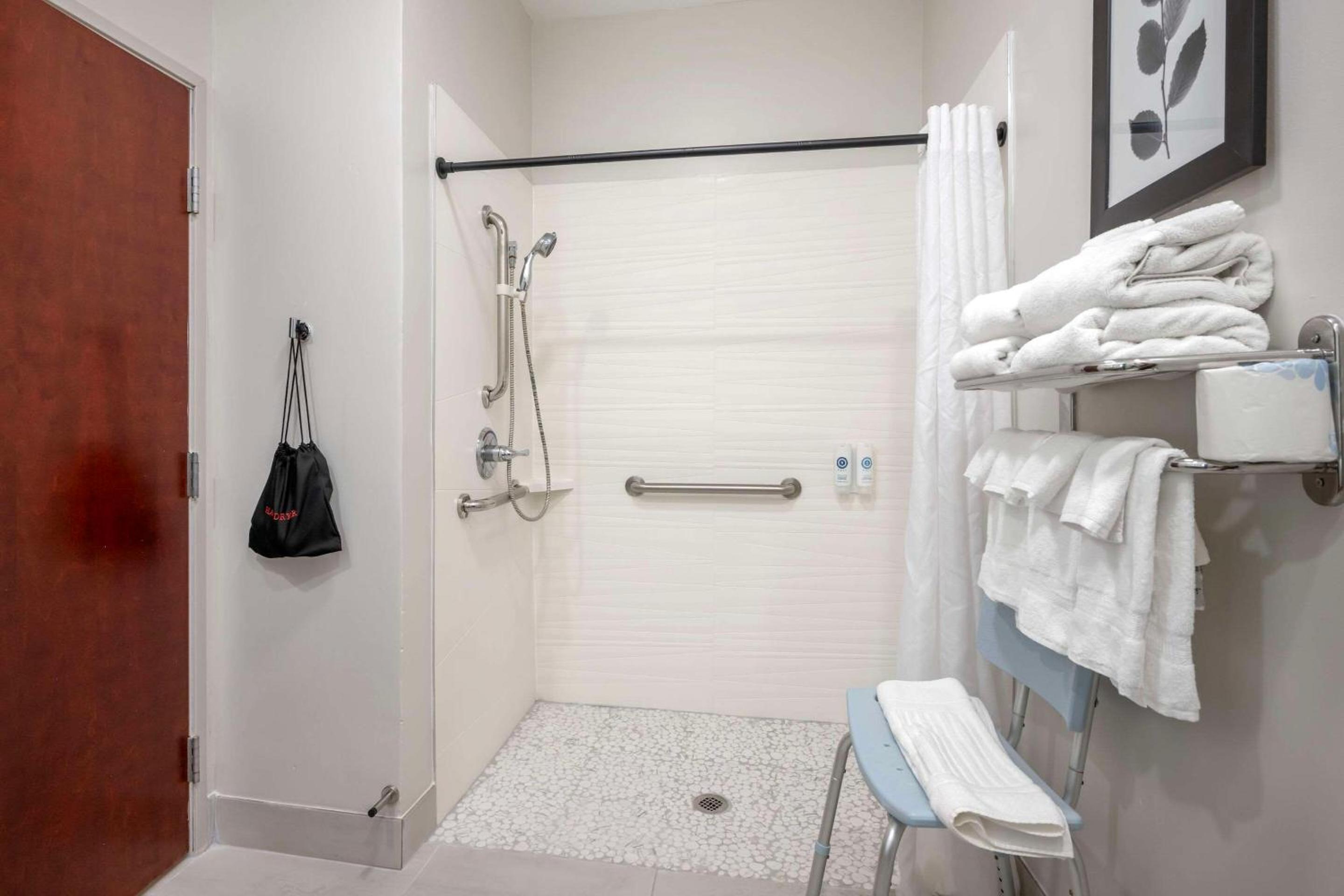 King Room with Roll-in Shower - Disability Access/Non-Smoking - Photo 4