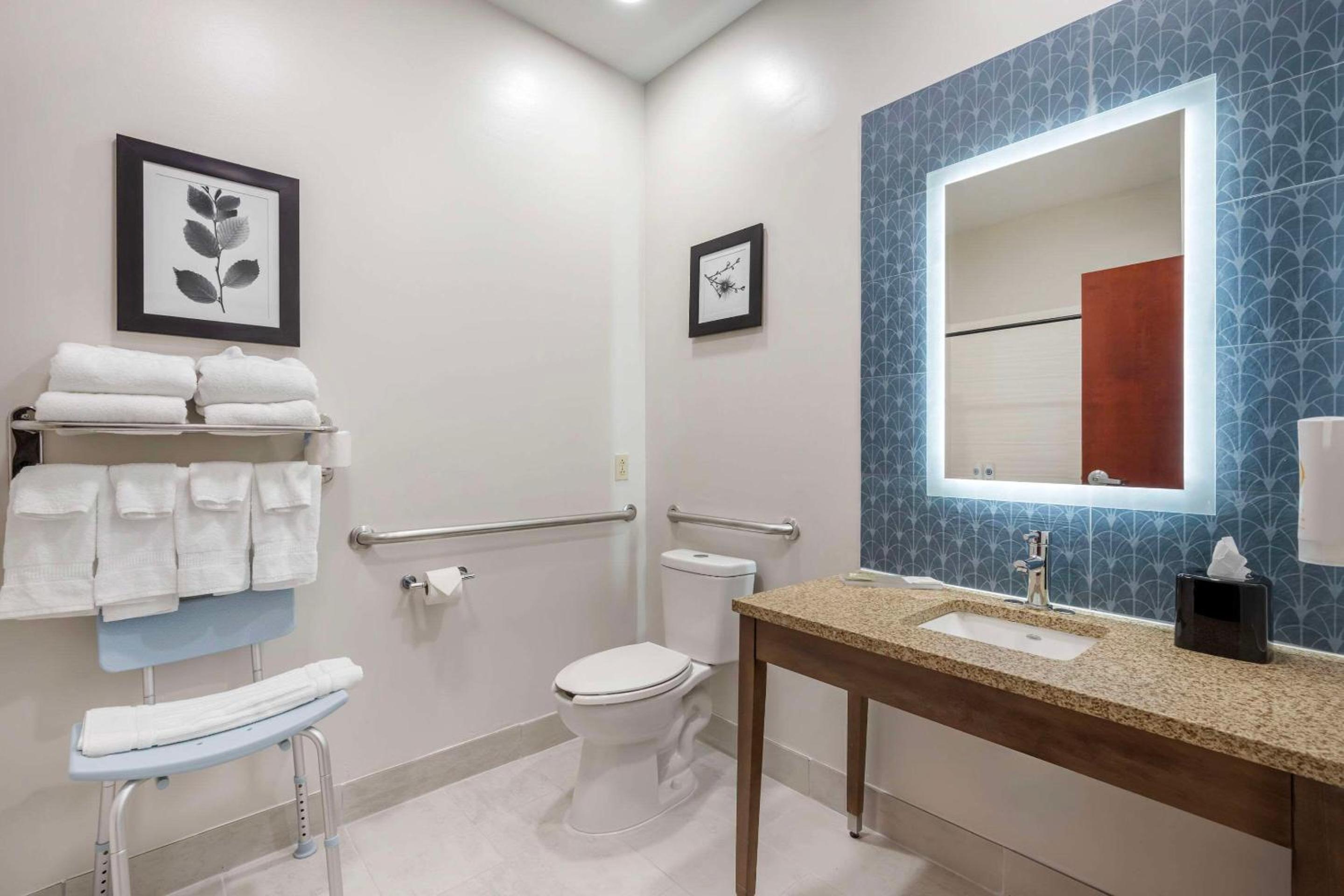 King Room with Roll-in Shower - Disability Access/Non-Smoking - Photo 3