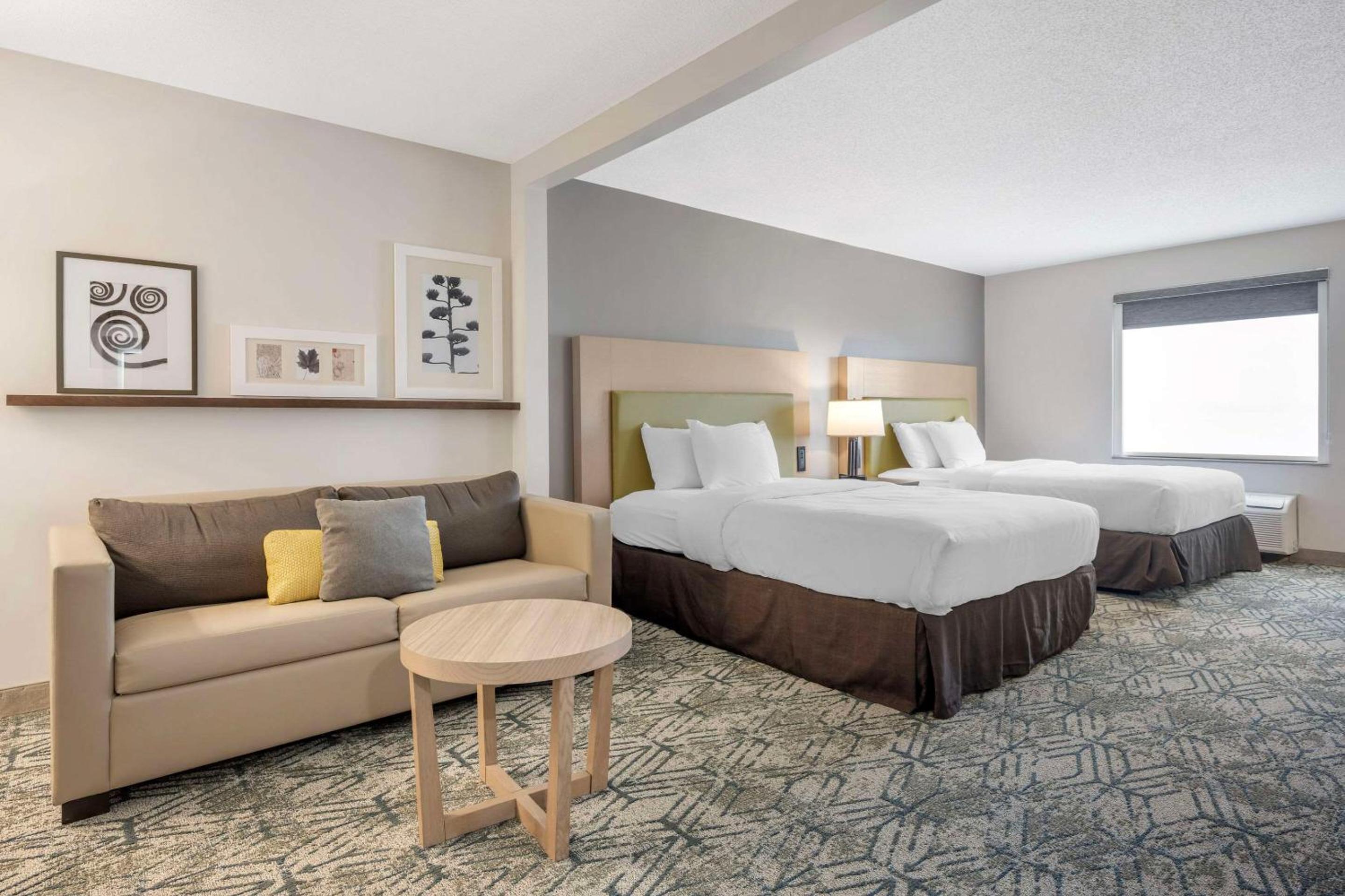 Queen Suite with Two Queen Beds and Sofa Bed - Non-Smoking - Photo 3