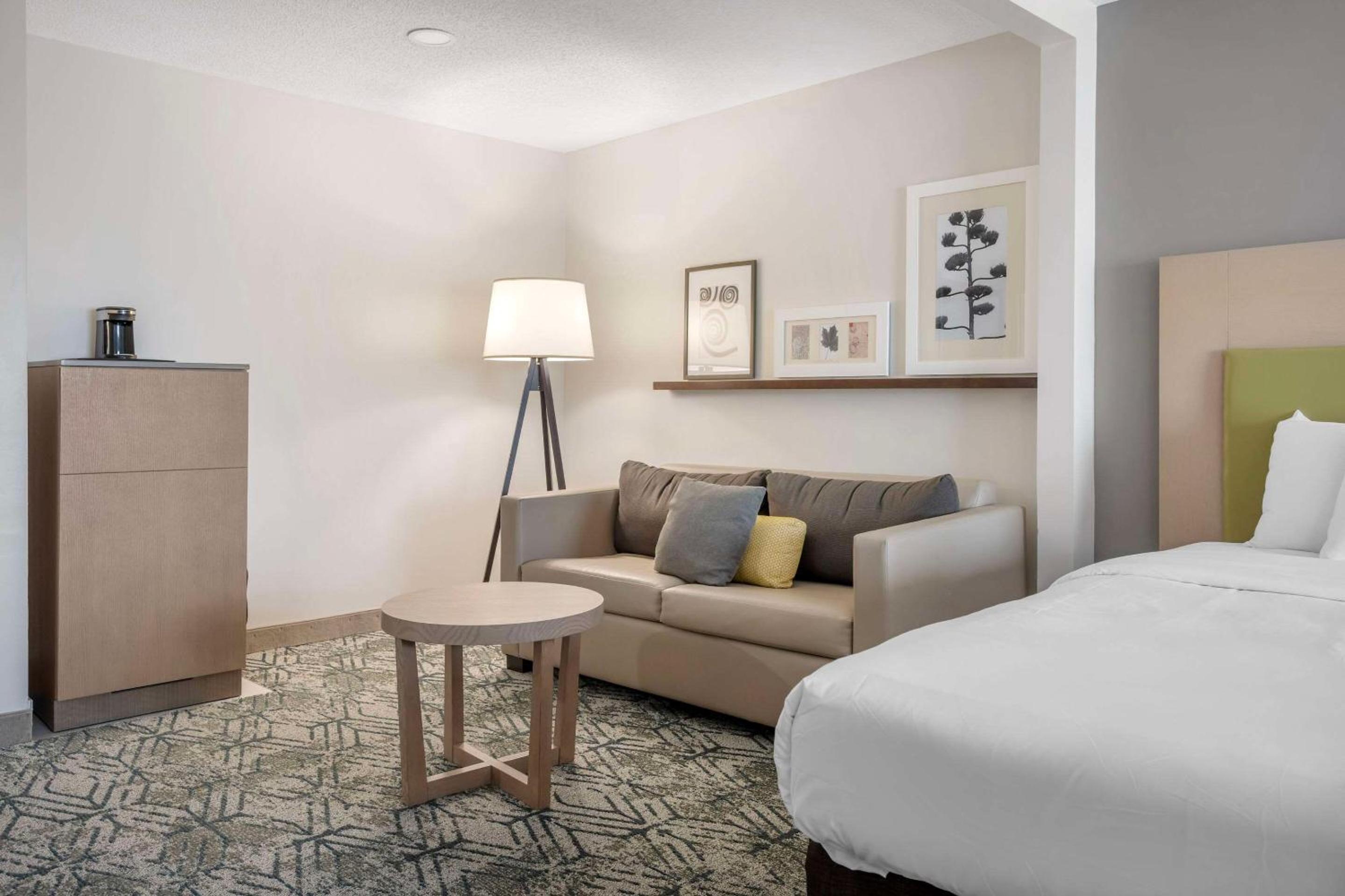 Queen Suite with Two Queen Beds and Sofa Bed - Non-Smoking - Photo 4