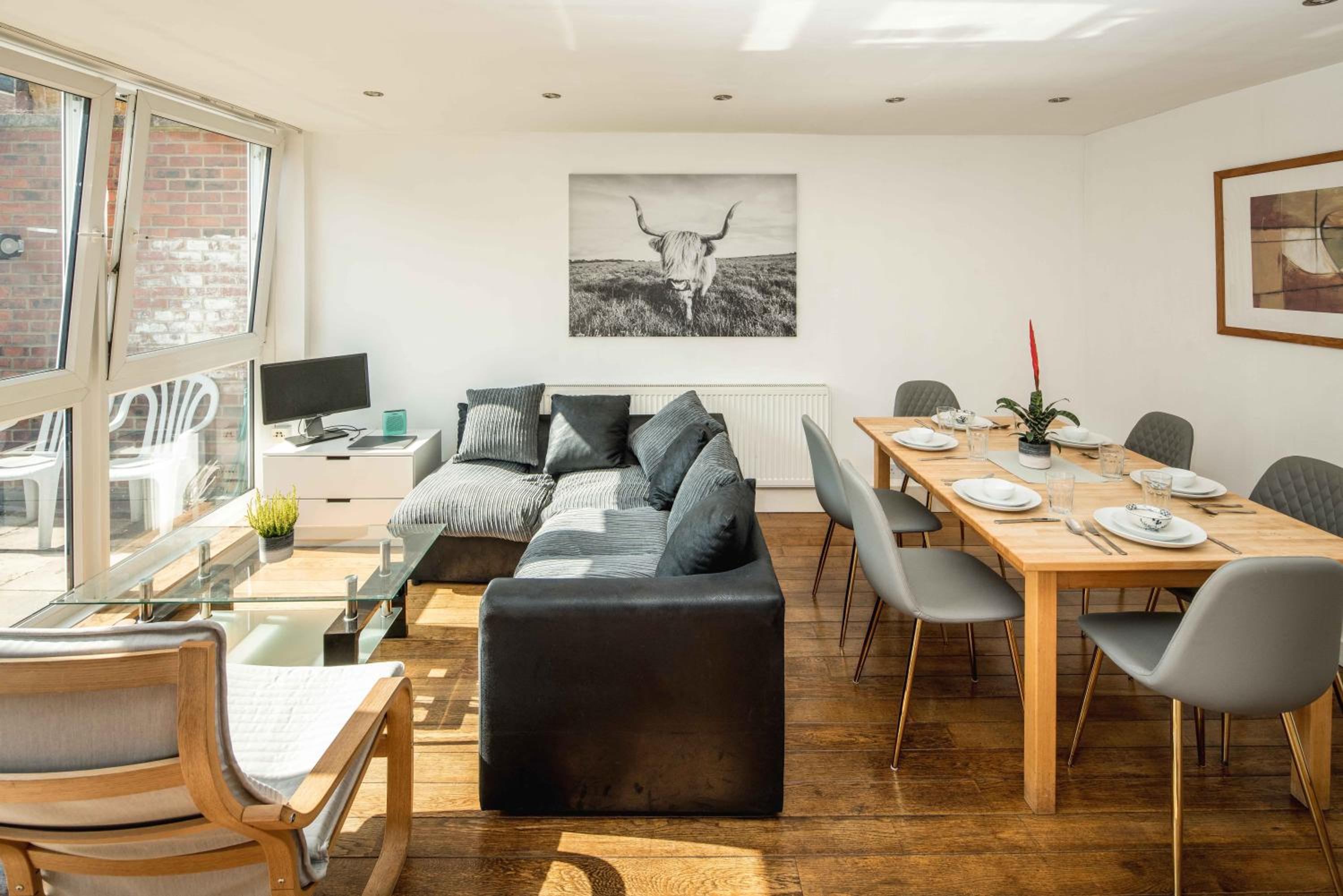 Three-Bedroom Apartment photo 1