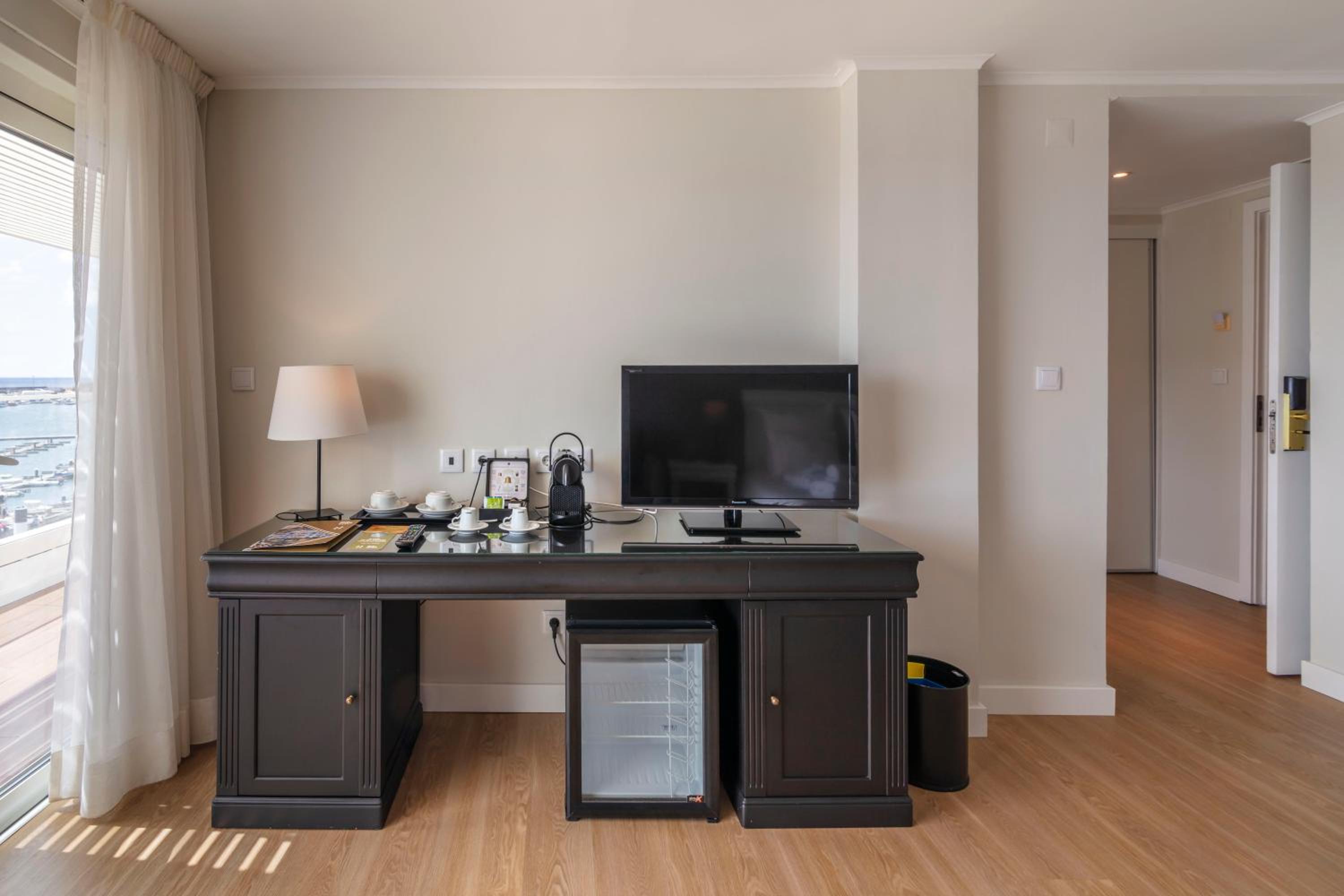 Junior Suite with Balcony and Sea View - Photo 6