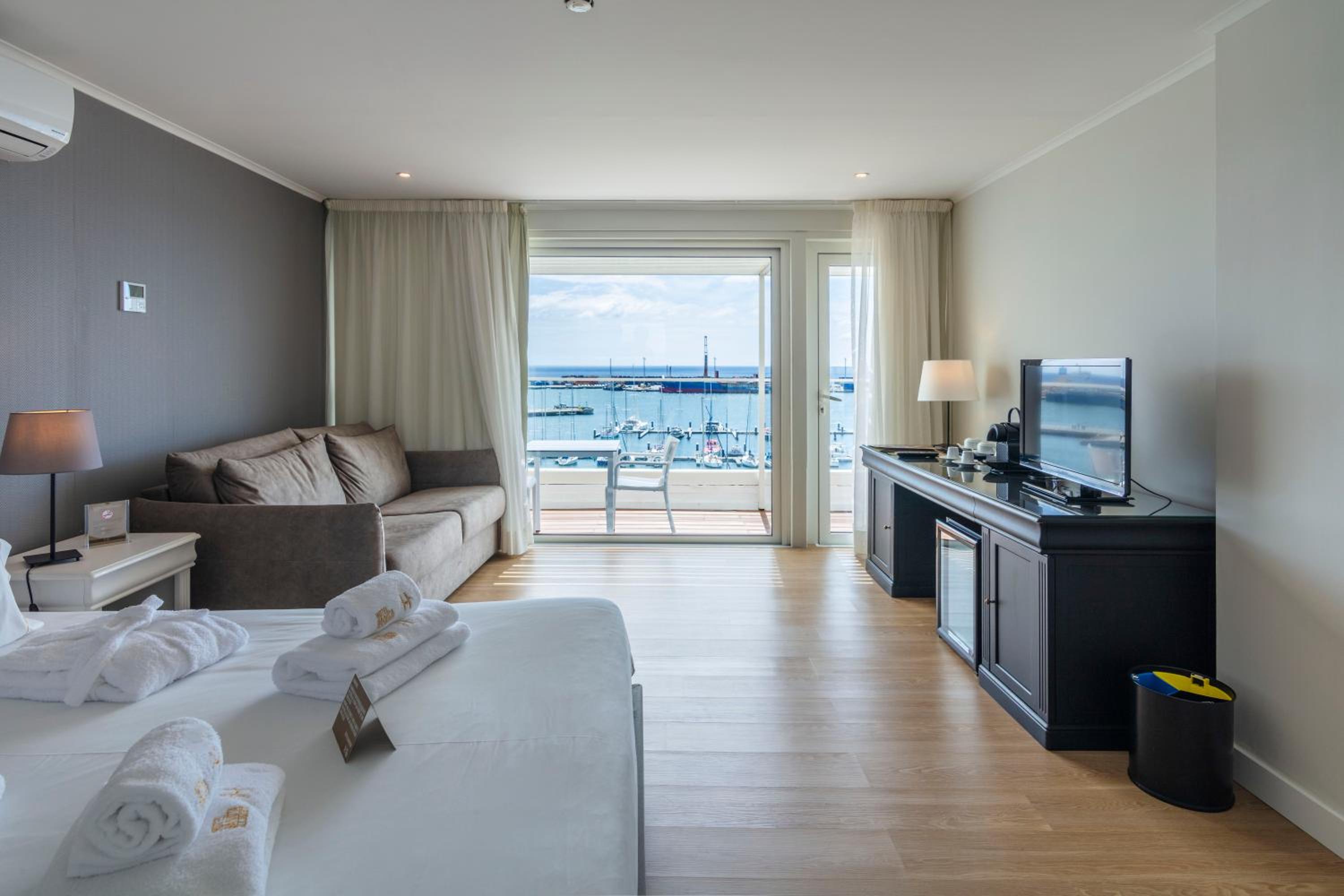 Junior Suite with Balcony and Sea View - Photo 3