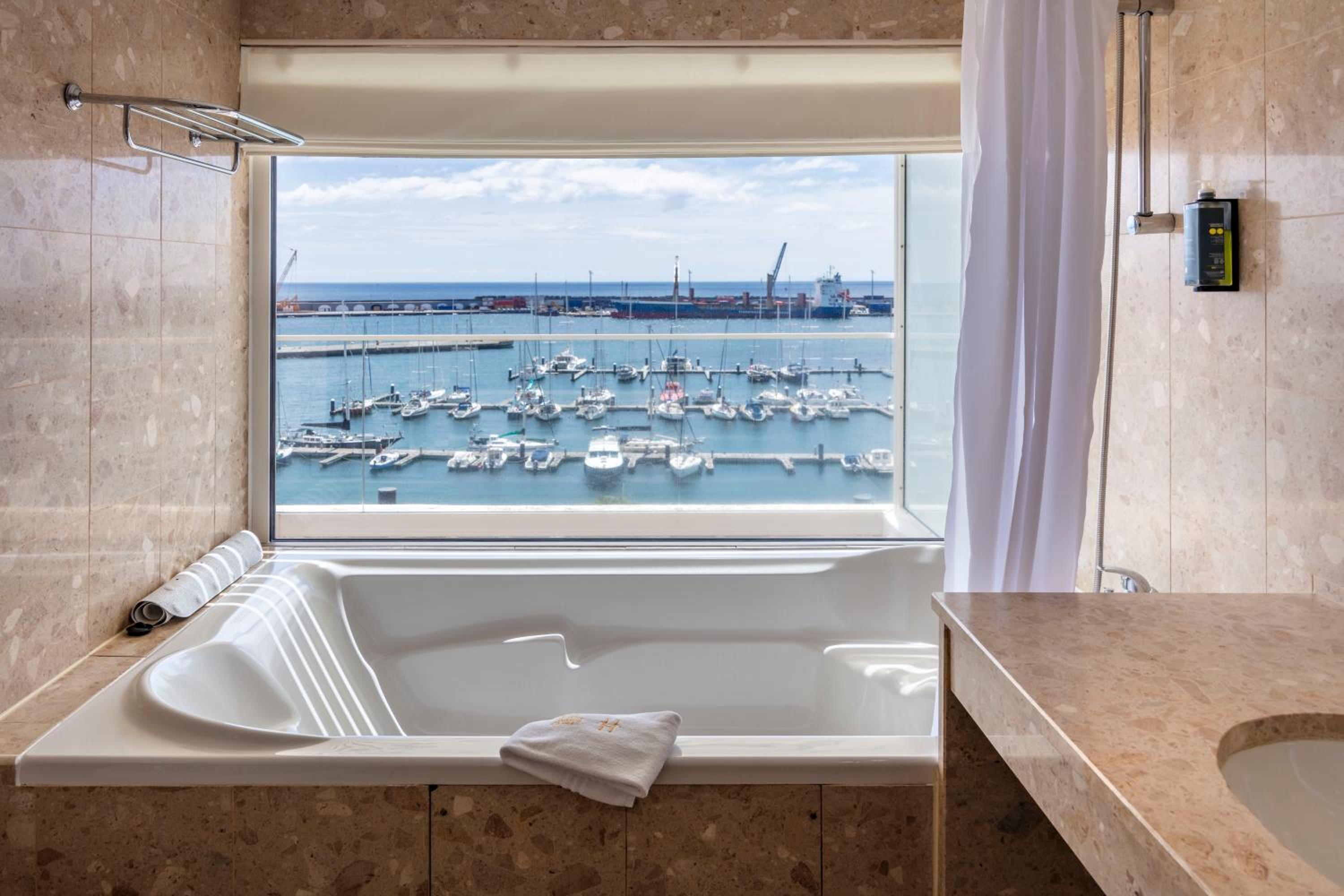Junior Suite with Balcony and Sea View - Photo 8