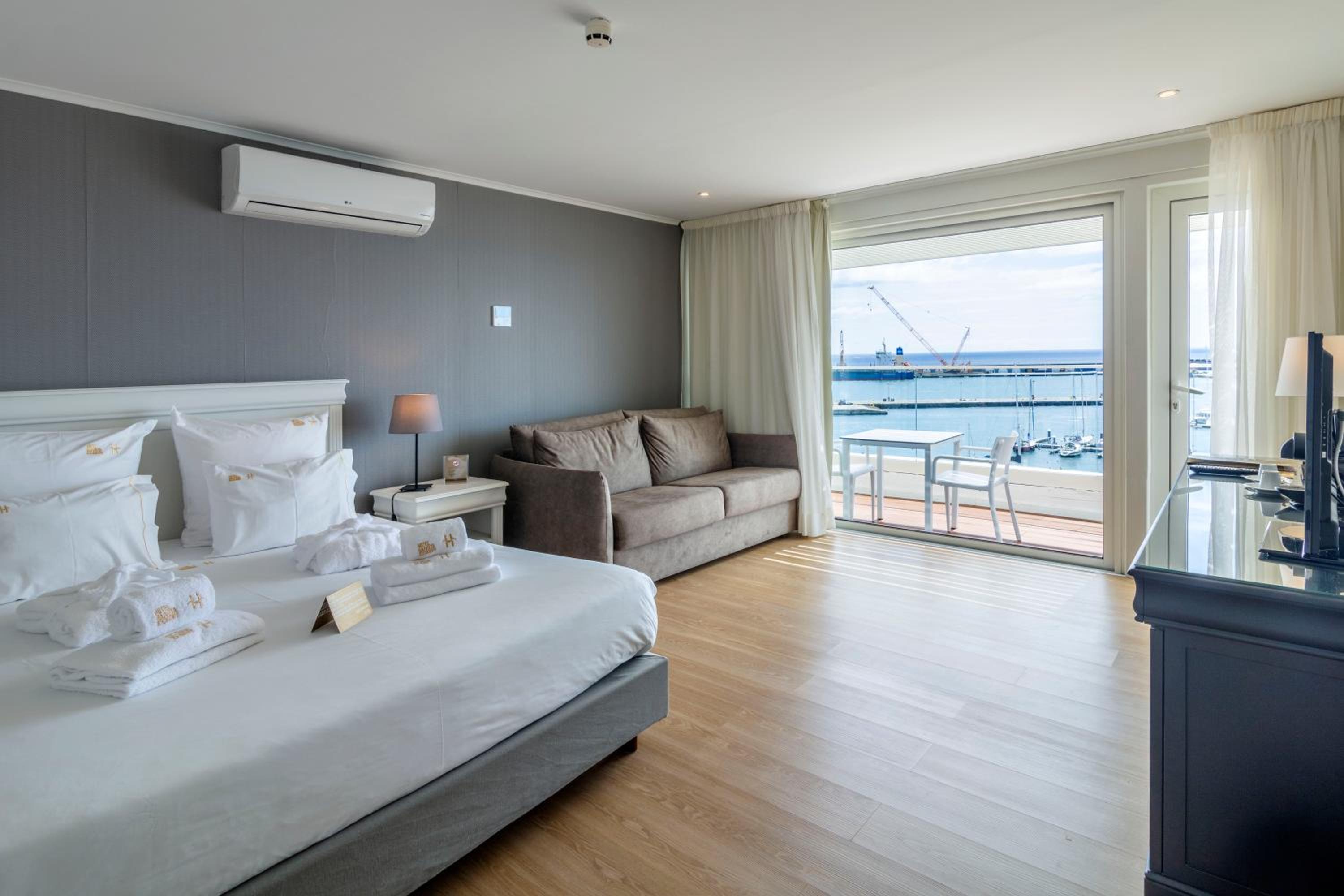 Junior Suite with Balcony and Sea View - Photo 1