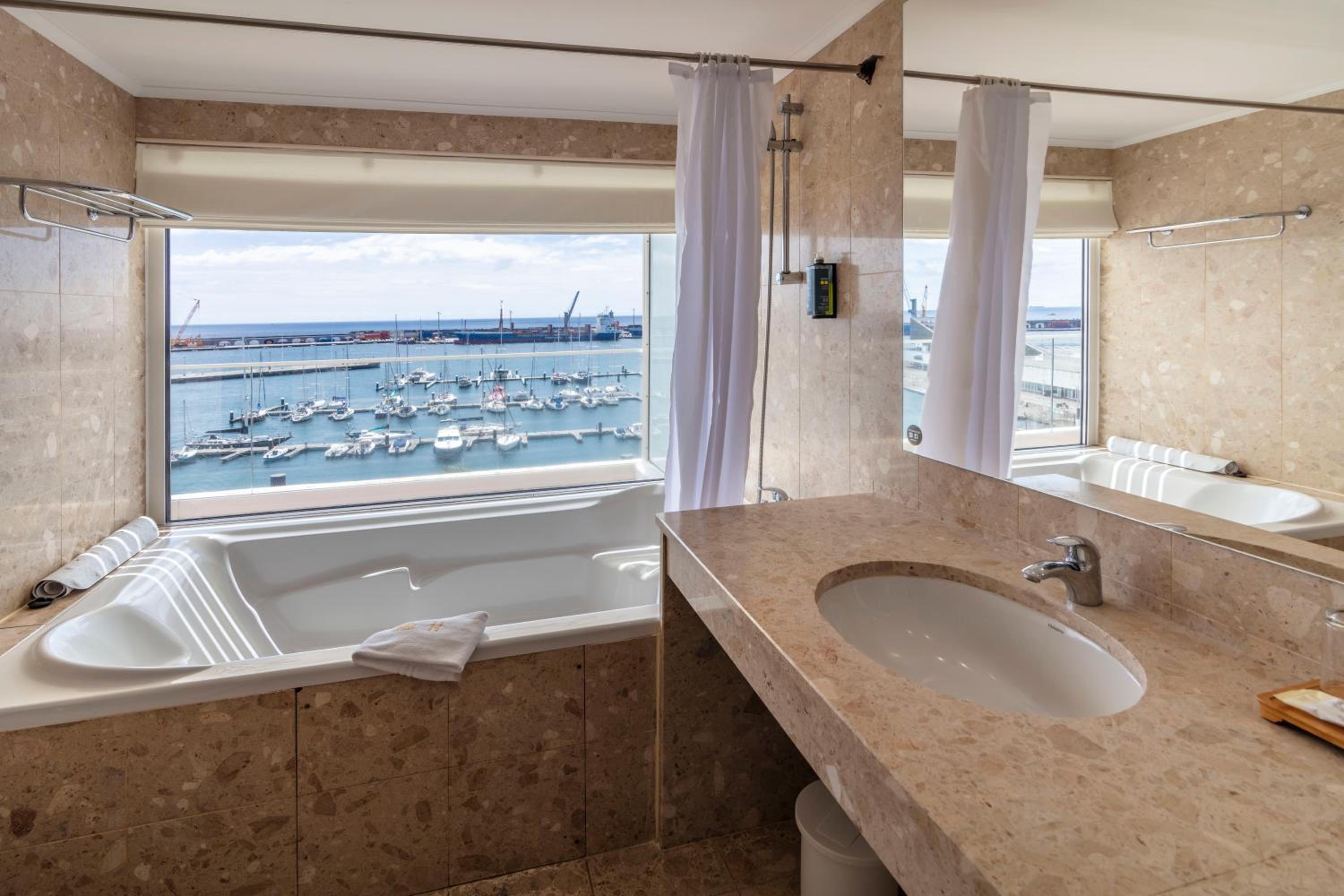 Junior Suite with Balcony and Sea View - Photo 9