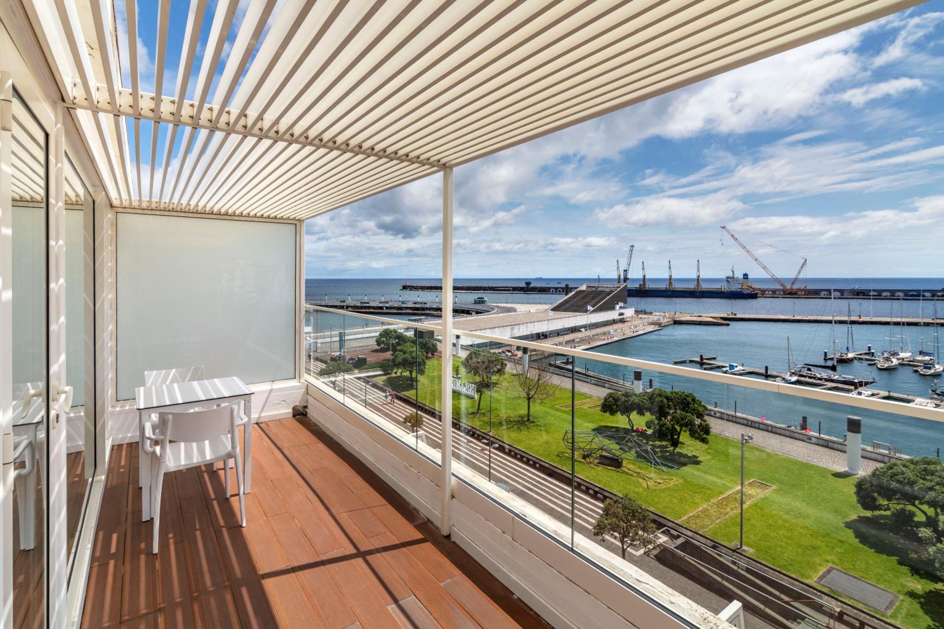 Junior Suite with Balcony and Sea View - Photo 11