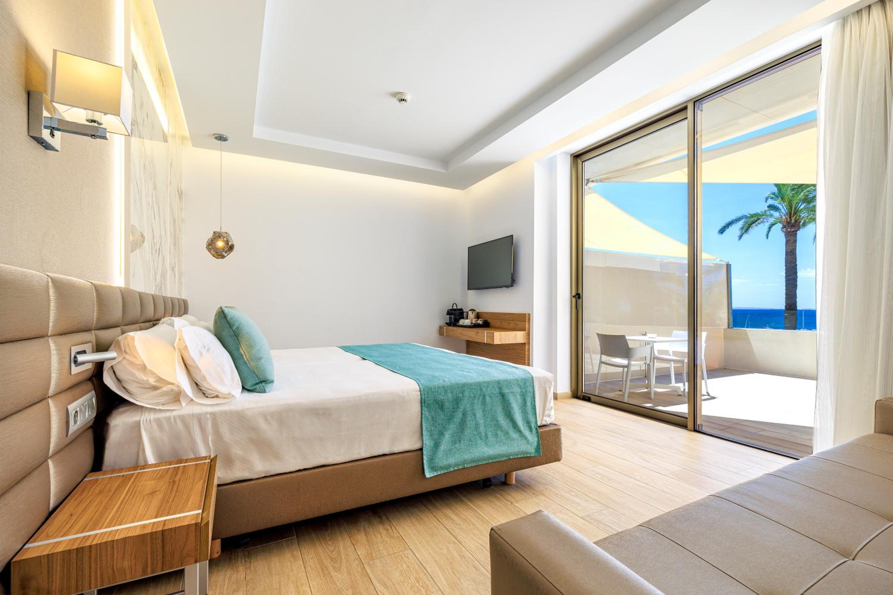 Habitación triple con vista al mar.